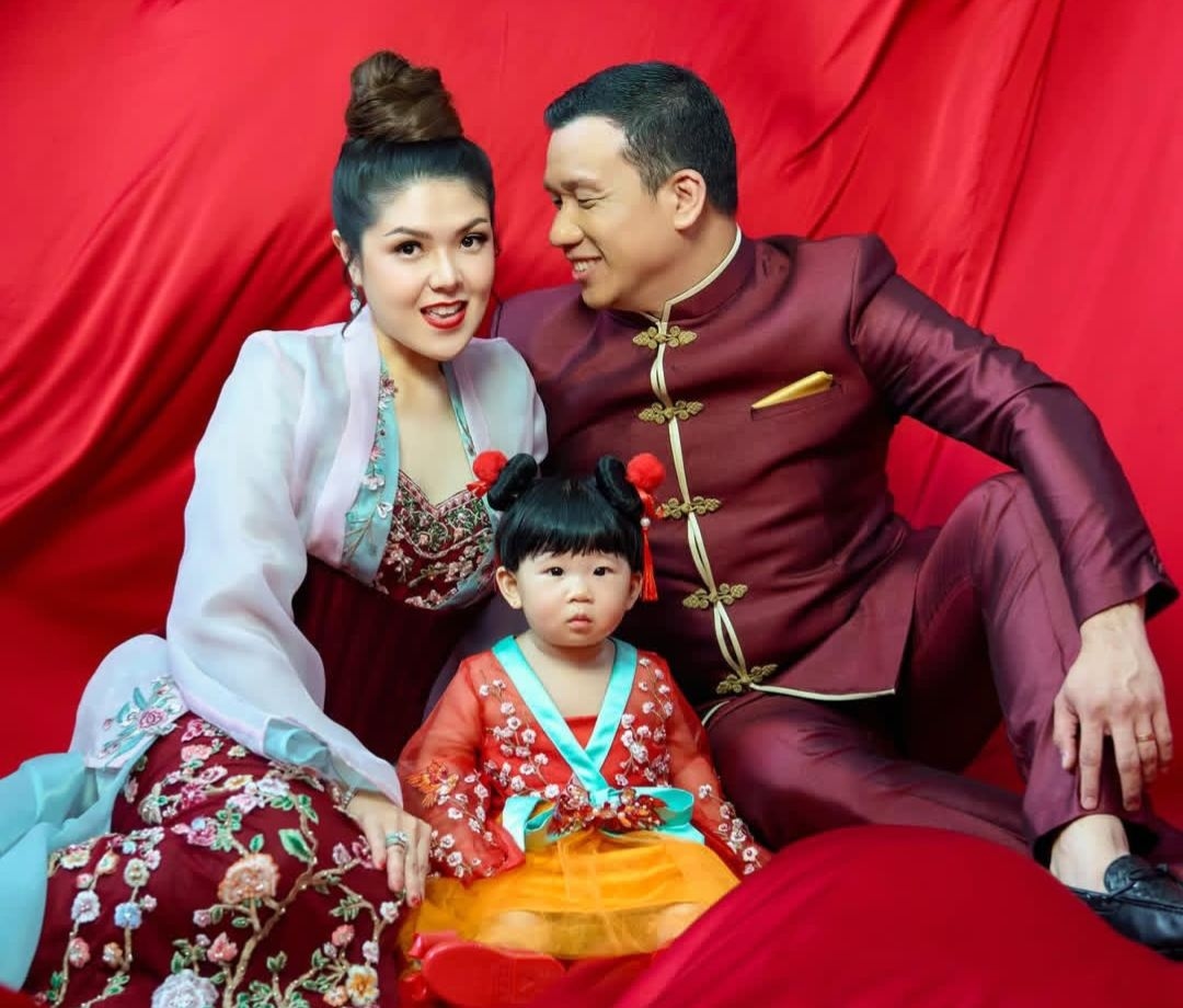 Rayakan Imlek, Tina Toon Umumkan Sudah Setahun Jadi Ibu