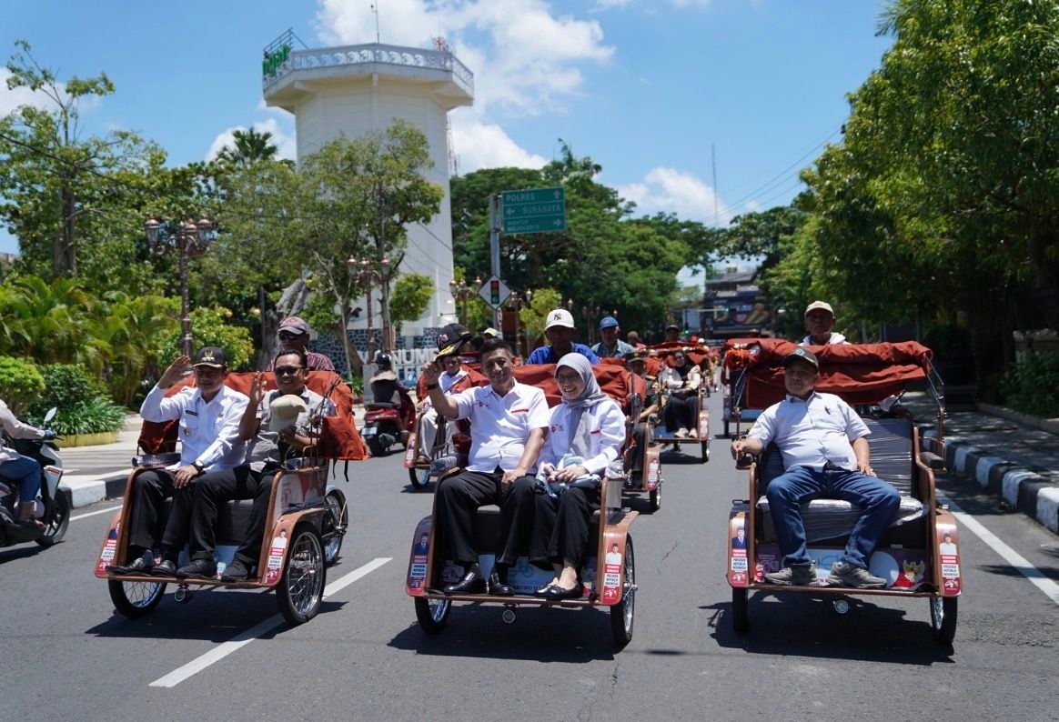 Prabowo Salurkan 200 Becak Listrik untuk Penarik Becak Lansia di Lamongan