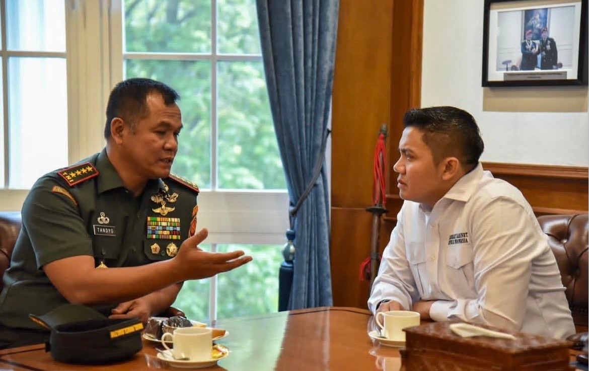 Seskab Teddy Terima Wakil Panglima TNI, Bahas MBG hingga Kampung Nelayan