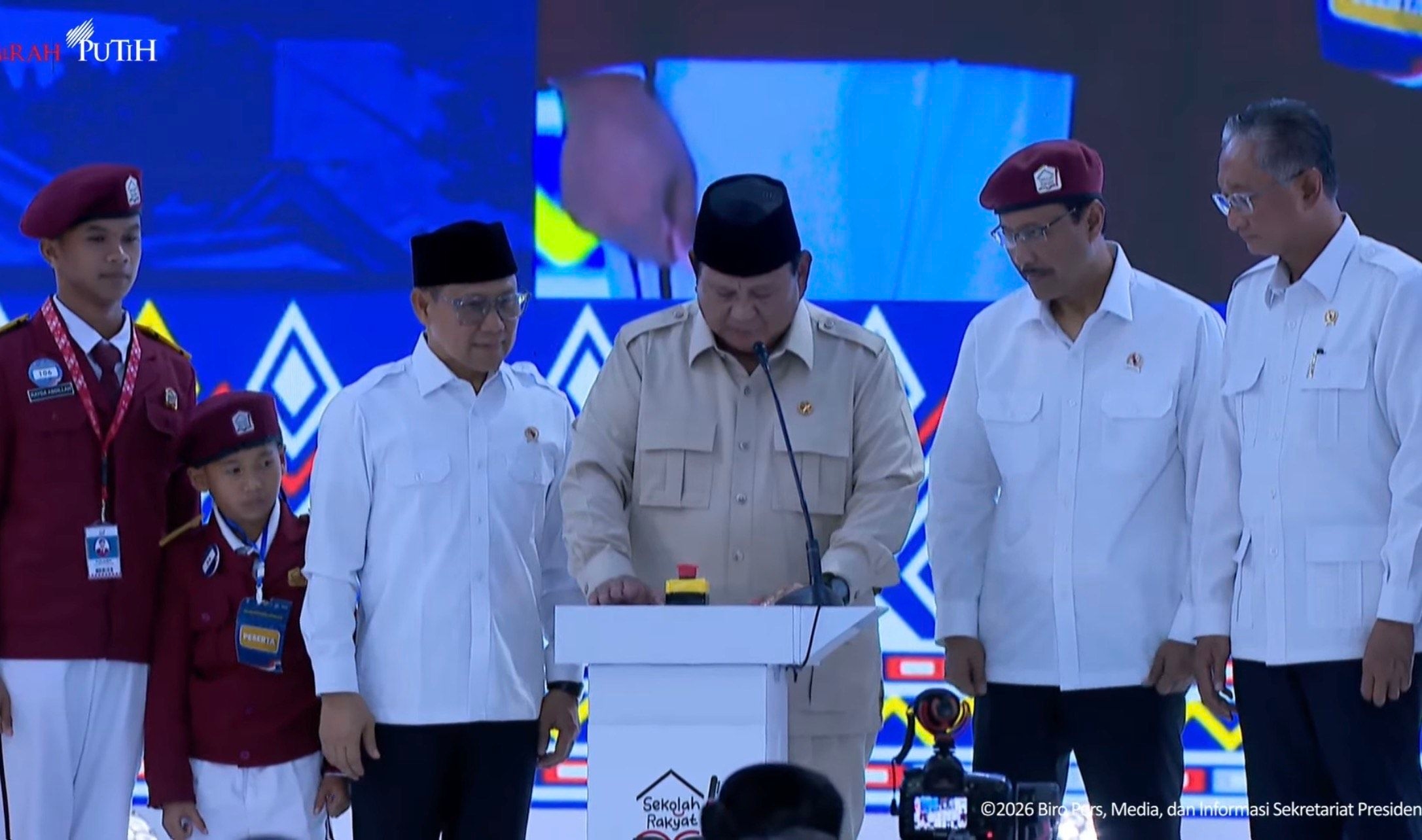 Resmikan 166 Sekolah Rakyat, Prabowo Sulit Menahan Tangis Haru dan Bangga
