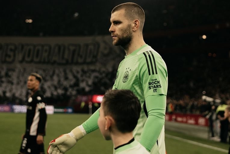 Maarten Paes Jalani Debut Bersejarah Bersama Ajax di Eredivisie, Lakukan 7 Penyelamatan