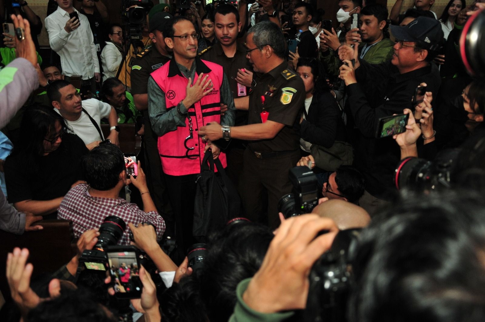 Tokoh Publik dan Driver Ojol Dampingi Nadiem Makarim Hadiri Sidang