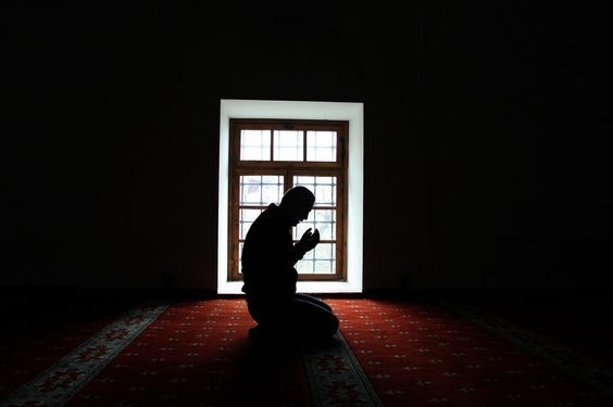 Cara Sholat Tarawih Sendiri di Rumah yang Benar