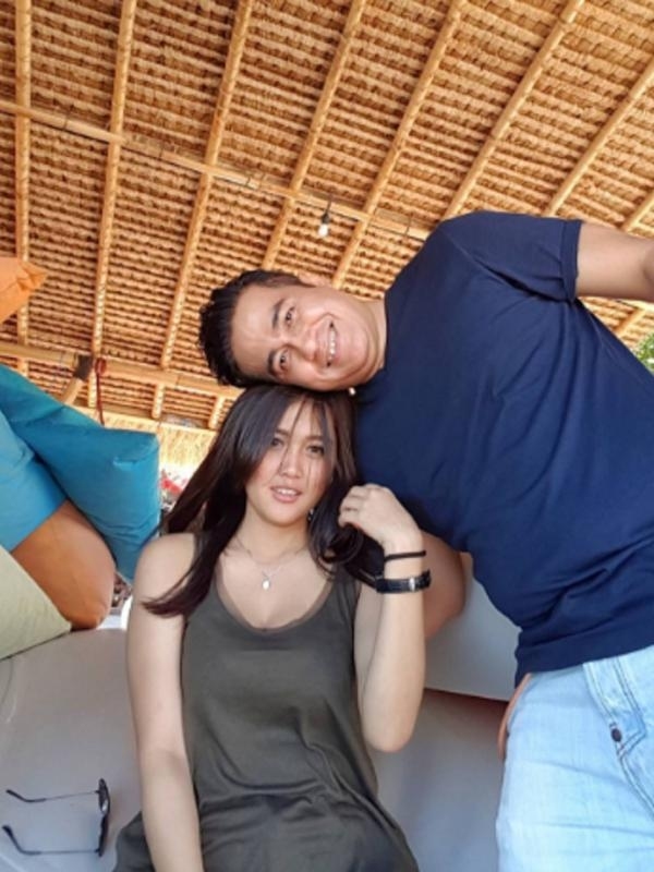 Adjie Pangestu Pacaran Sama Gadis 20-an Tahun
