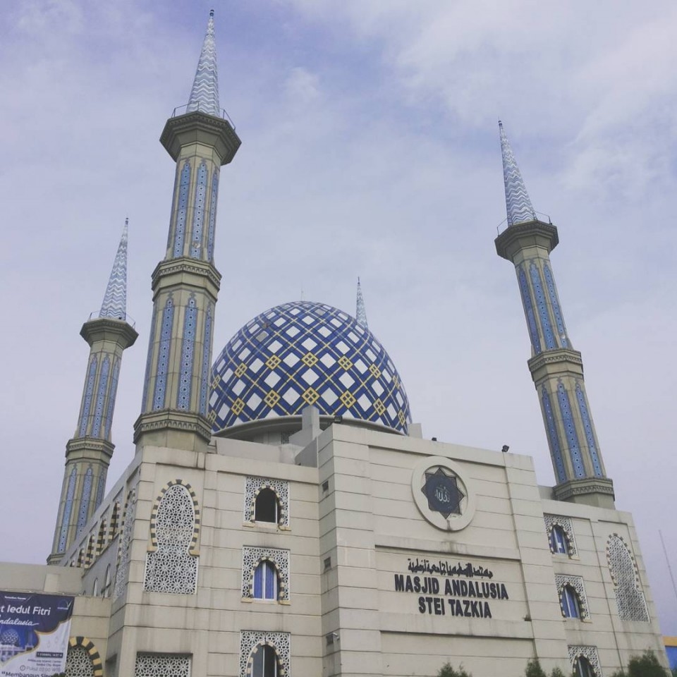 Yuk Tarawih di Masjid Andalusia yang Megah
