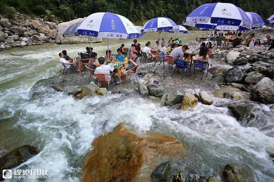 Main Mahjong di Sungai, Warga Chengdu China Jadi Perhatian Banyak Orang