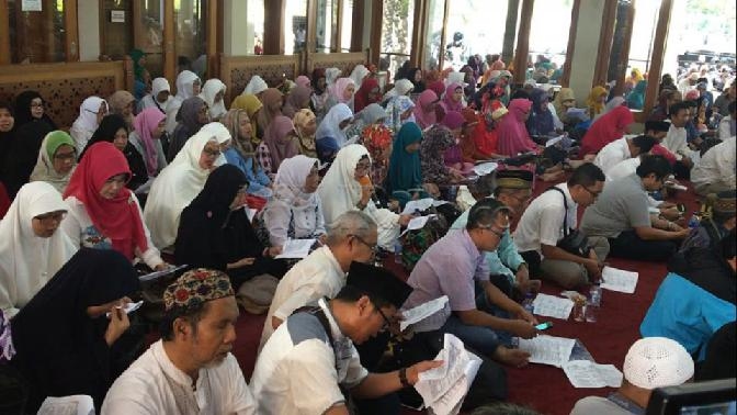 Gelar Istigasah, Korban First Travel Berharap Bisa Berangkat Umroh