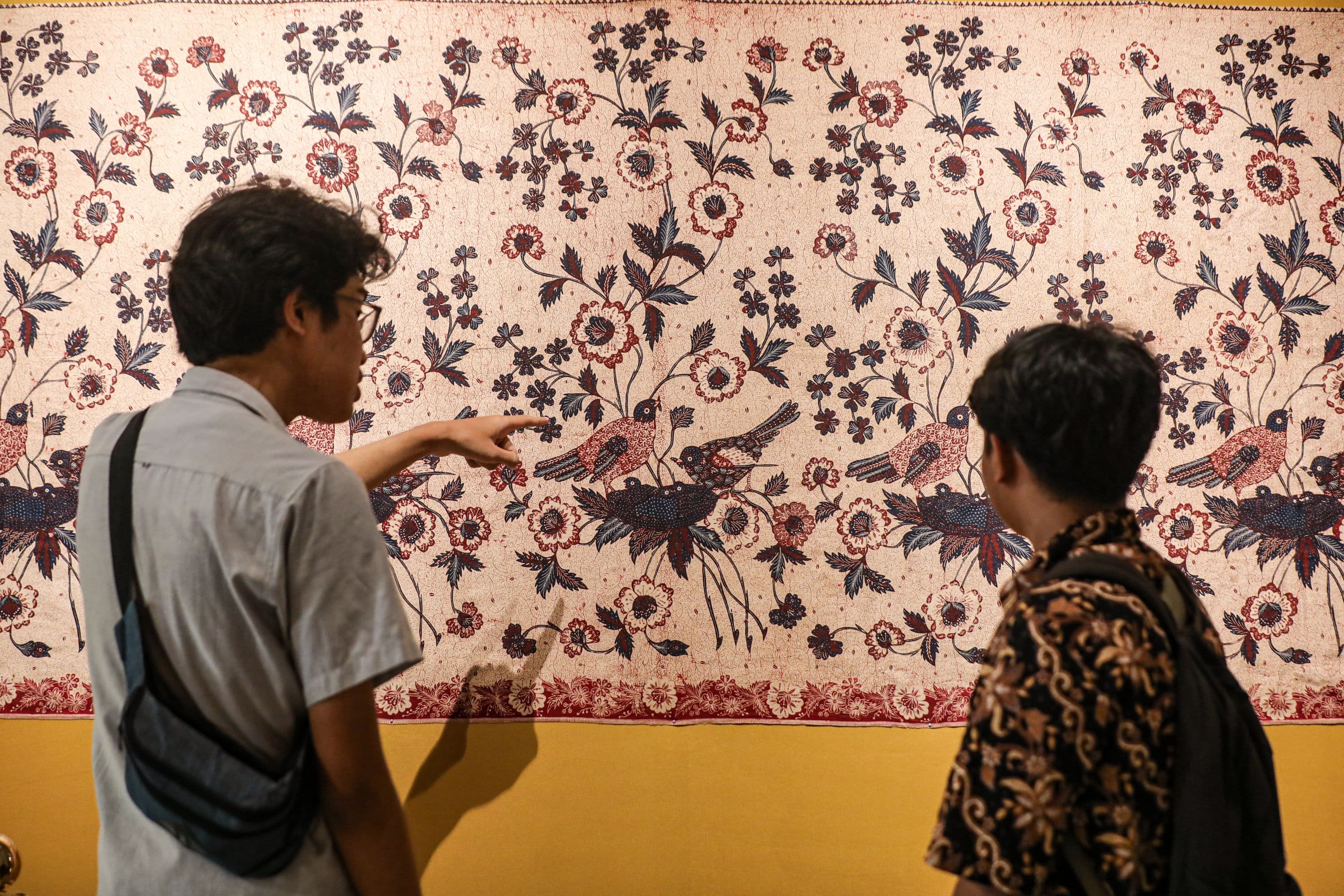 Pengunjung melihat koleksi kain batik pada pameran Jejak Keindahan: Batik Kudus, Demak, dan Banyumas di Museum Tekstil, Jakarta, Minggu (4/10/2026). AKURAT.CO/Endra Prakoso