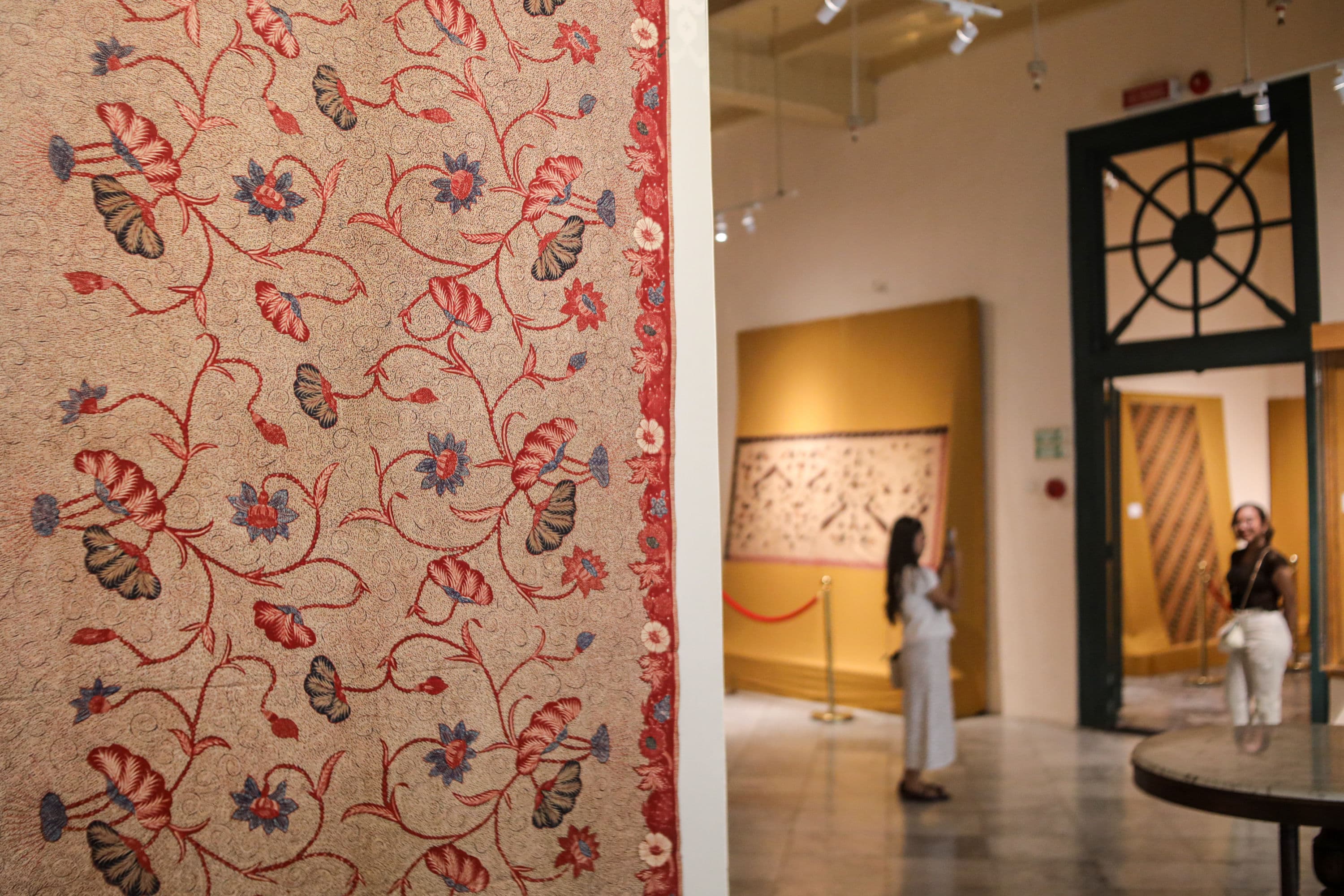 Pengunjung melihat koleksi kain batik pada pameran Jejak Keindahan: Batik Kudus, Demak, dan Banyumas di Museum Tekstil, Jakarta, Minggu (4/10/2026). AKURAT.CO/Endra Prakoso