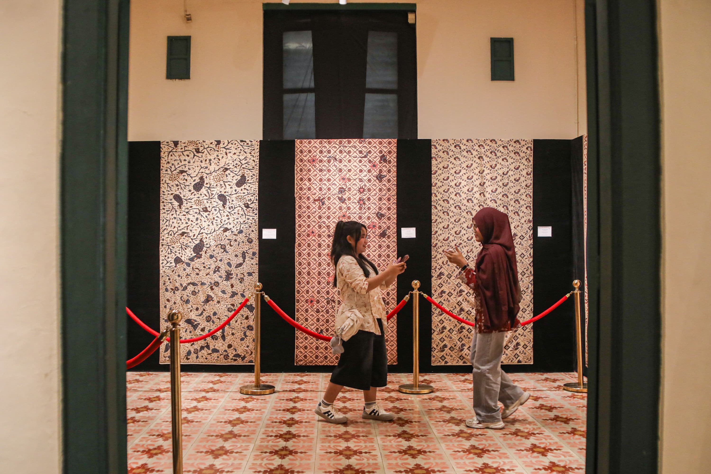 Pengunjung melihat koleksi kain batik pada pameran Jejak Keindahan: Batik Kudus, Demak, dan Banyumas di Museum Tekstil, Jakarta, Minggu (4/10/2026). AKURAT.CO/Endra Prakoso