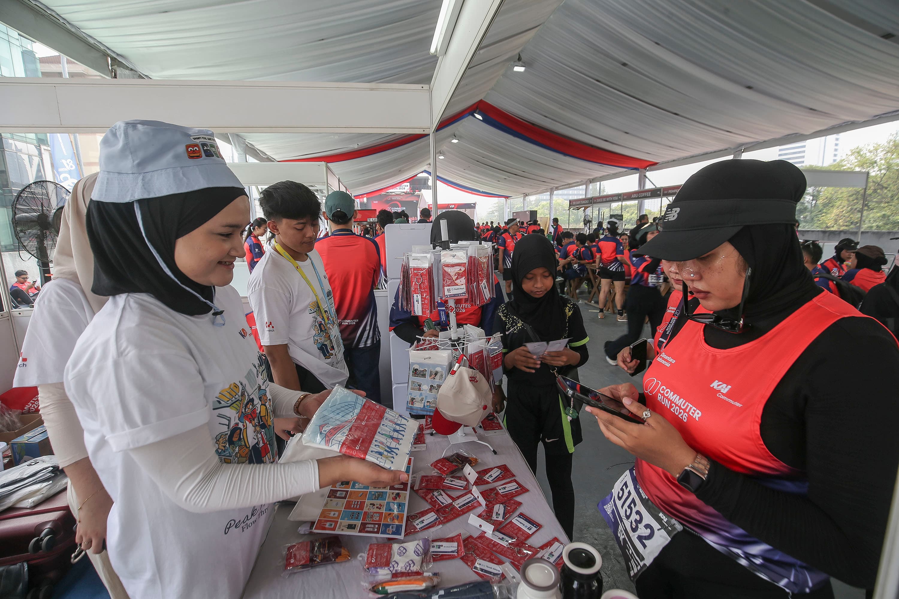 2.500 pelari mengikuti Commuter Run dalam rangkaian kegiatan HUT KAI Commuter ke-18 bertema “Run Your Purpose” di Stasiun Sudirman baru/BNI City, Jakarta, Minggu (4/10/2026). AKURAT.CO/Sopian