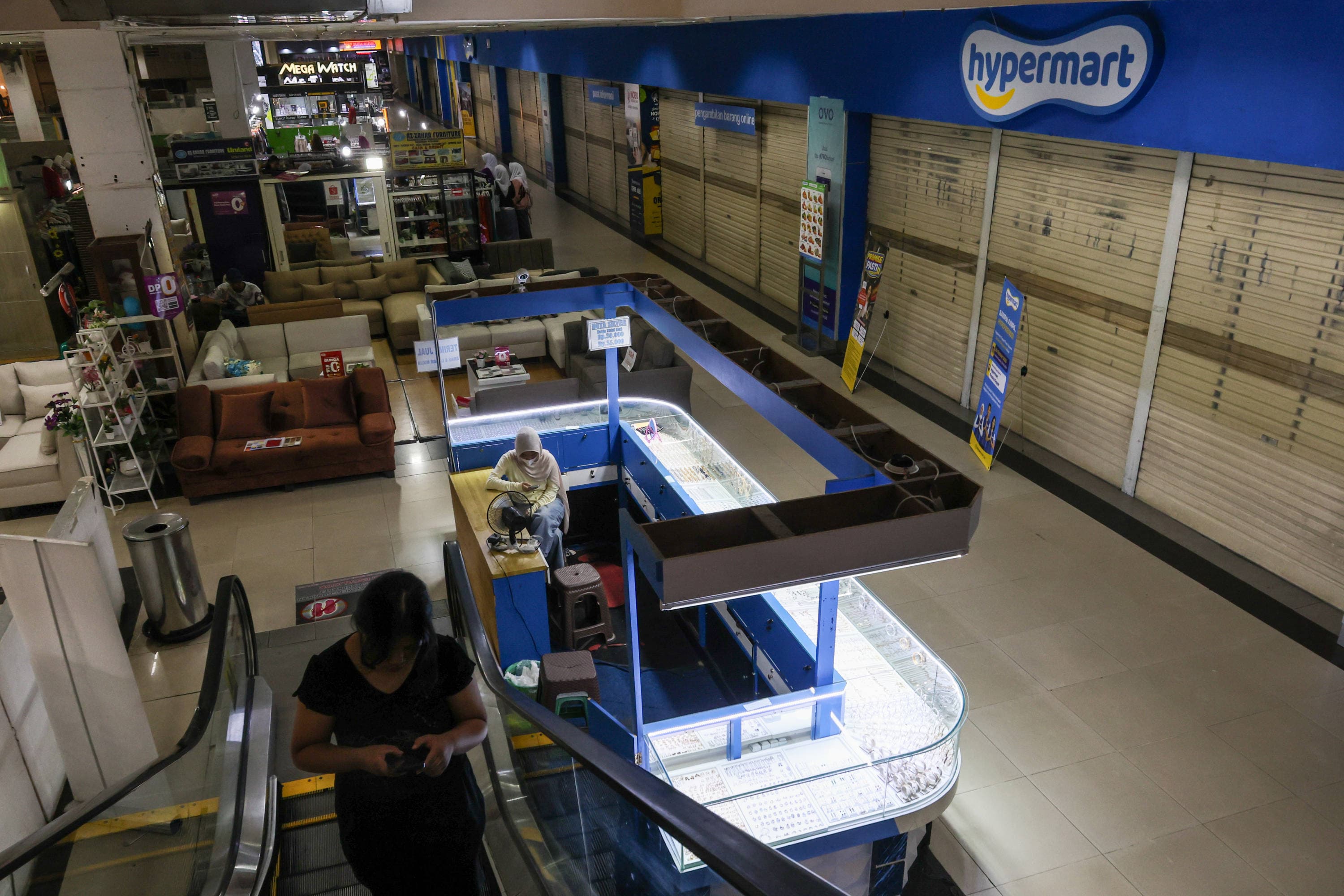 Pengunjung melewati gerai Hypermart yang tutup di salah satu pusat perbelanjaan di Kota Depok, Jawa Barat, Kamis (29/10/2026). AKURAT.CO/Endra Prakoso