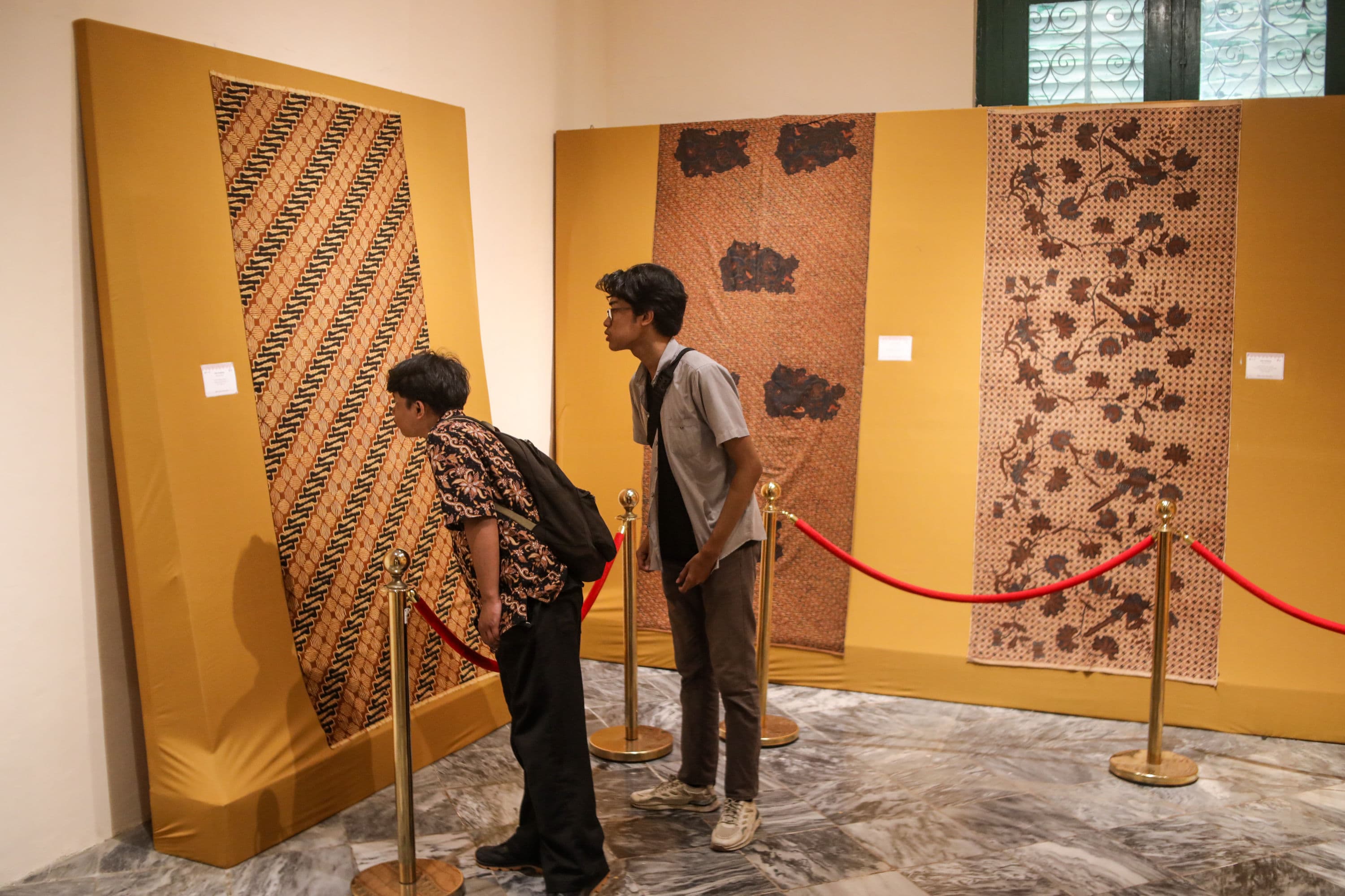 Pengunjung melihat koleksi kain batik pada pameran Jejak Keindahan: Batik Kudus, Demak, dan Banyumas di Museum Tekstil, Jakarta, Minggu (4/10/2026). AKURAT.CO/Endra Prakoso