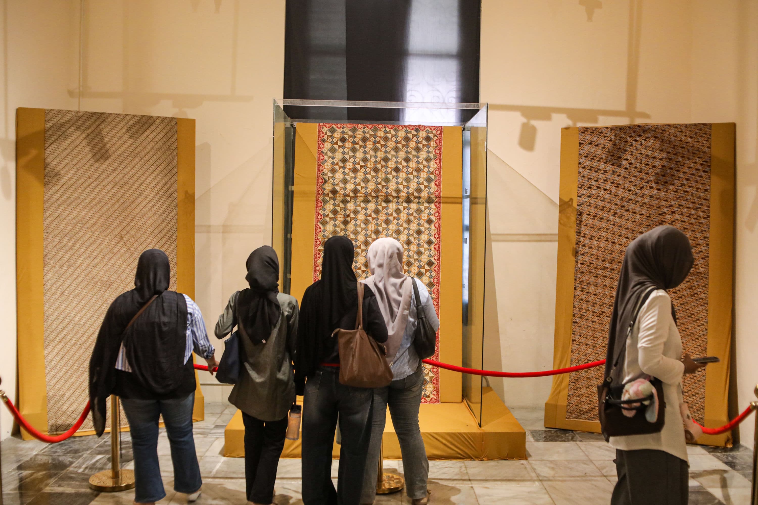 Pengunjung melihat koleksi kain batik pada pameran Jejak Keindahan: Batik Kudus, Demak, dan Banyumas di Museum Tekstil, Jakarta, Minggu (4/10/2026). AKURAT.CO/Endra Prakoso