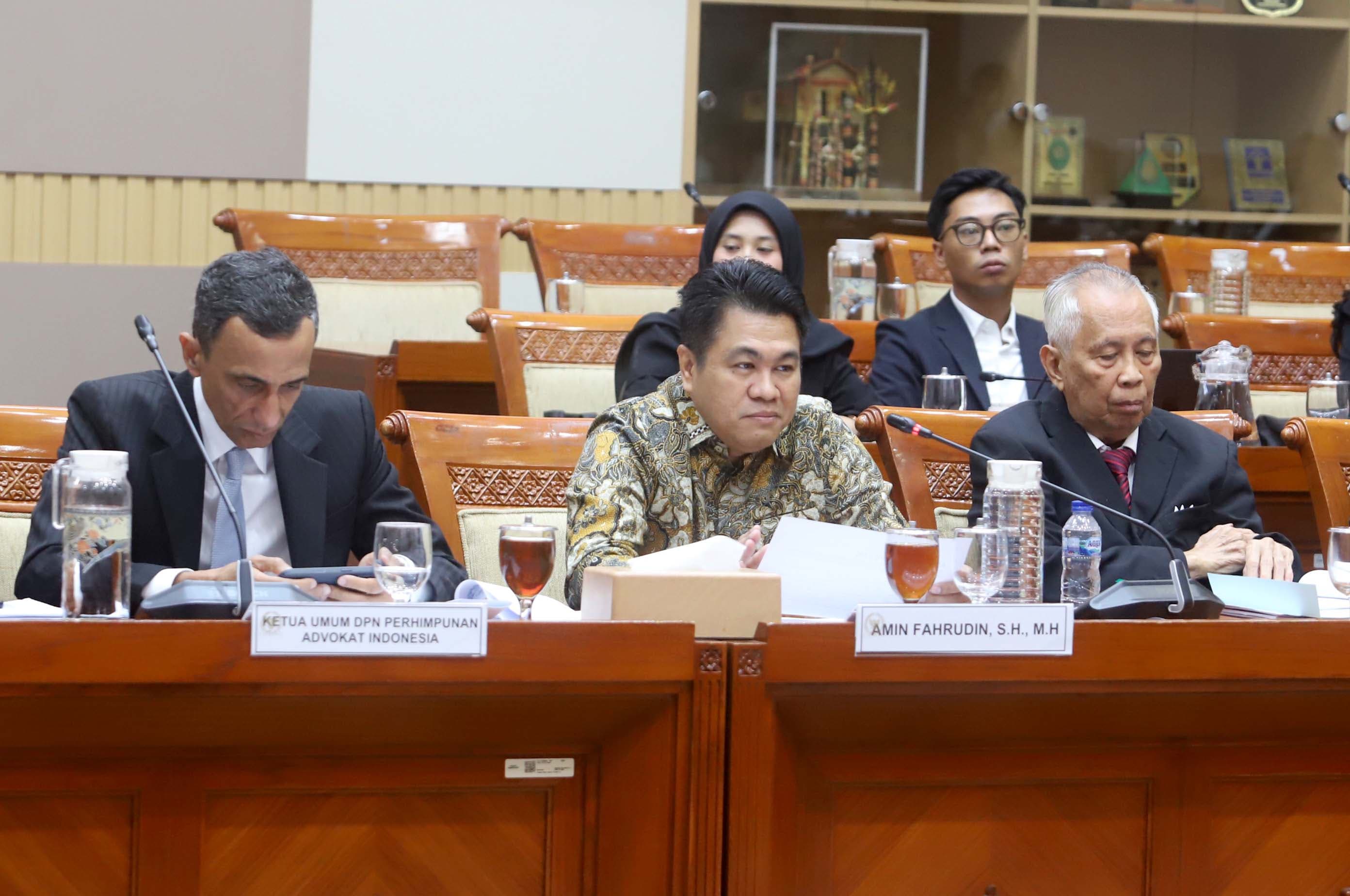Komisi III melakukan rapat dengar pendapat dengan Advokat Amin Fahrudin  dan Ketua Umum Dewan Pimpinan Nasional Perhimpunan Advokat Indonesia Ahmad Fikri Assegaf menyampaikan pandangannya saat Rapat Dengar Pendapat Umum (RDPU) dengan Komisi III DPR di Kompleks Parlemen, Senayan, Jakarta, Rabu (28/10/2026). AKURAT.CO/Sopian