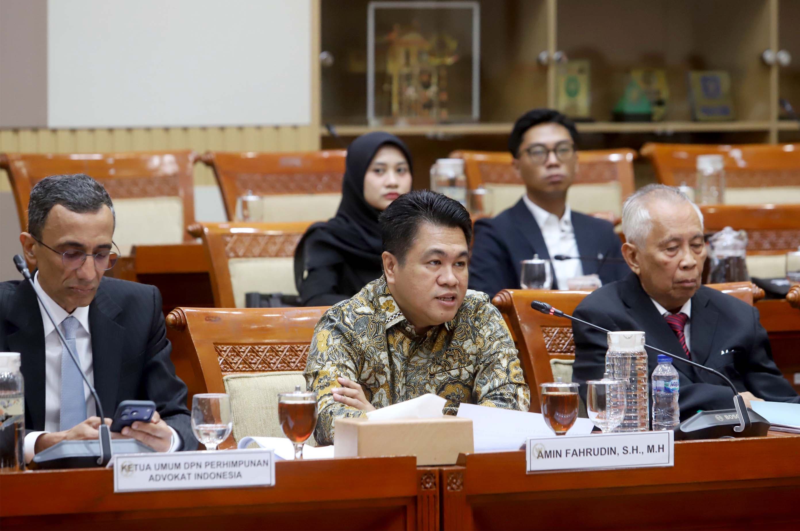 Komisi III melakukan rapat dengar pendapat dengan Advokat Amin Fahrudin  dan Ketua Umum Dewan Pimpinan Nasional Perhimpunan Advokat Indonesia Ahmad Fikri Assegaf menyampaikan pandangannya saat Rapat Dengar Pendapat Umum (RDPU) dengan Komisi III DPR di Kompleks Parlemen, Senayan, Jakarta, Rabu (28/10/2026). AKURAT.CO/Sopian