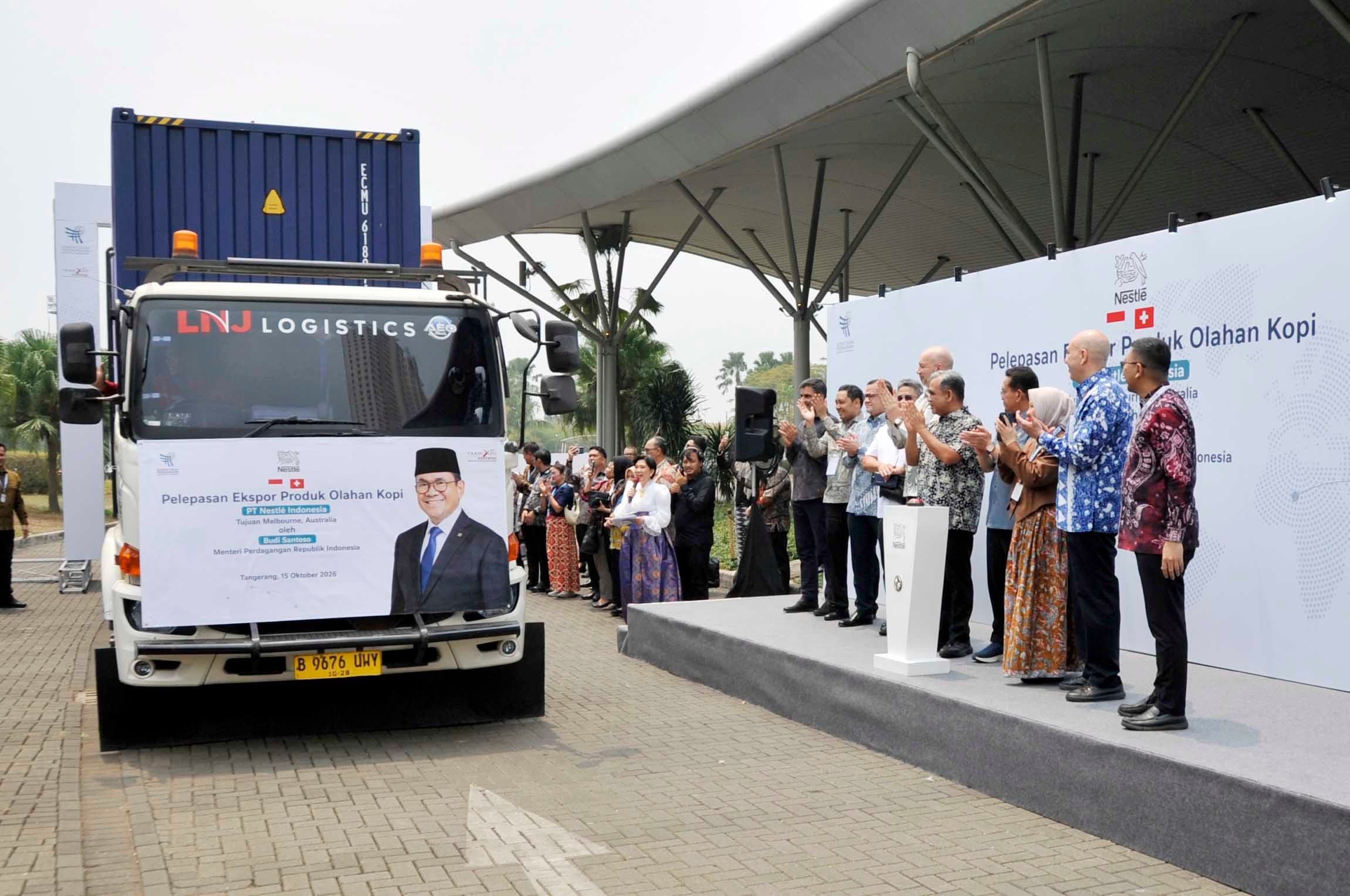 Penandatanganan Nota Kesepahaman ekspor produk kopi siap minum (ready-to-drink atau RTD) PT Nestlé Indonesia ke Australia dalam rangkaian Trade Expo Indonesia (TEI) di Indonesia Convention Exhibition (ICE) BSD, Tangerang, Banten, Kamis (15/10/2026).AKURAT.CO/Sopian