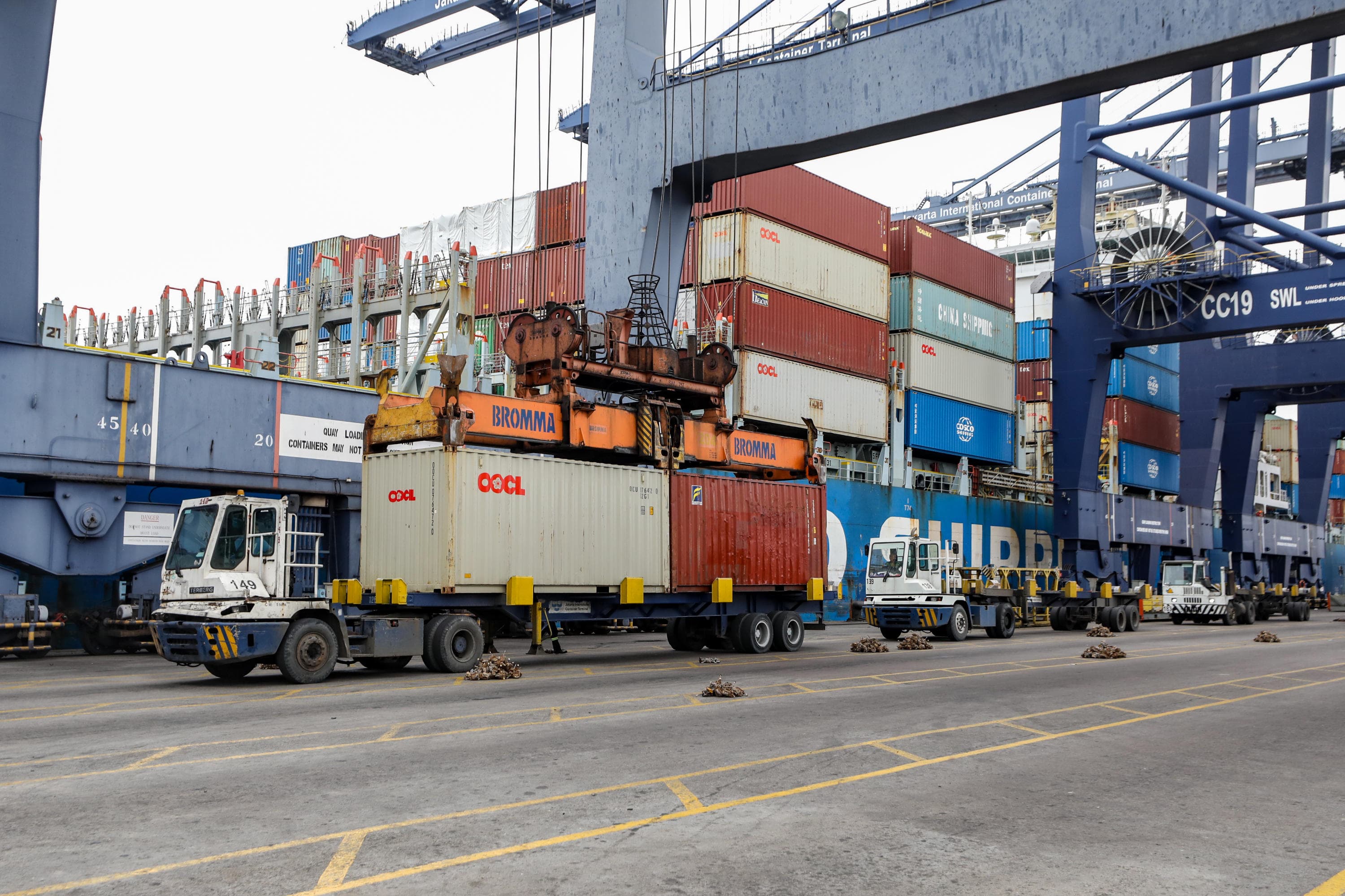 Suasana bongkar muat peti kemas di Pelabuhan JICT, Tanjung Priok, Jakarta, Selasa (24/2/2026).  AKURAT.CO/Endra Prakoso