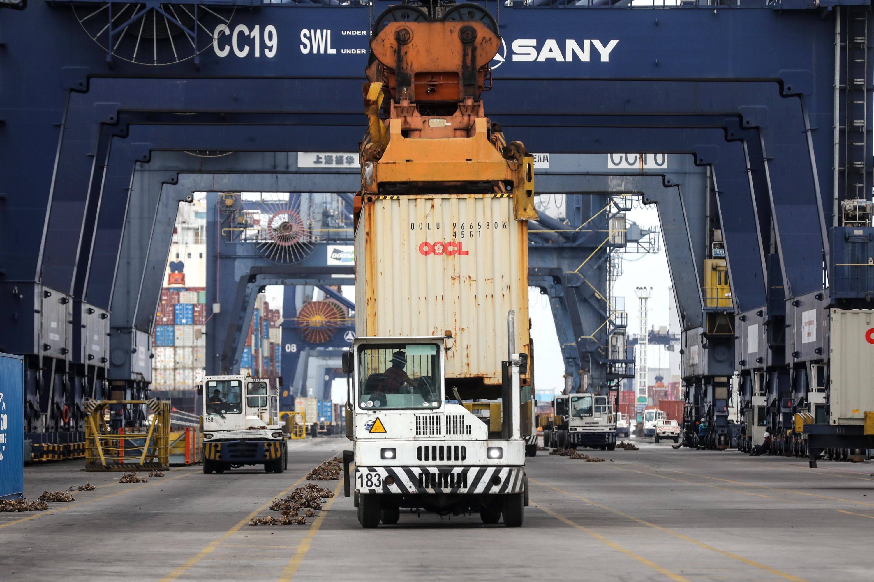 Suasana bongkar muat peti kemas di Pelabuhan JICT, Tanjung Priok, Jakarta, Selasa (24/2/2026).  AKURAT.CO/Endra Prakoso