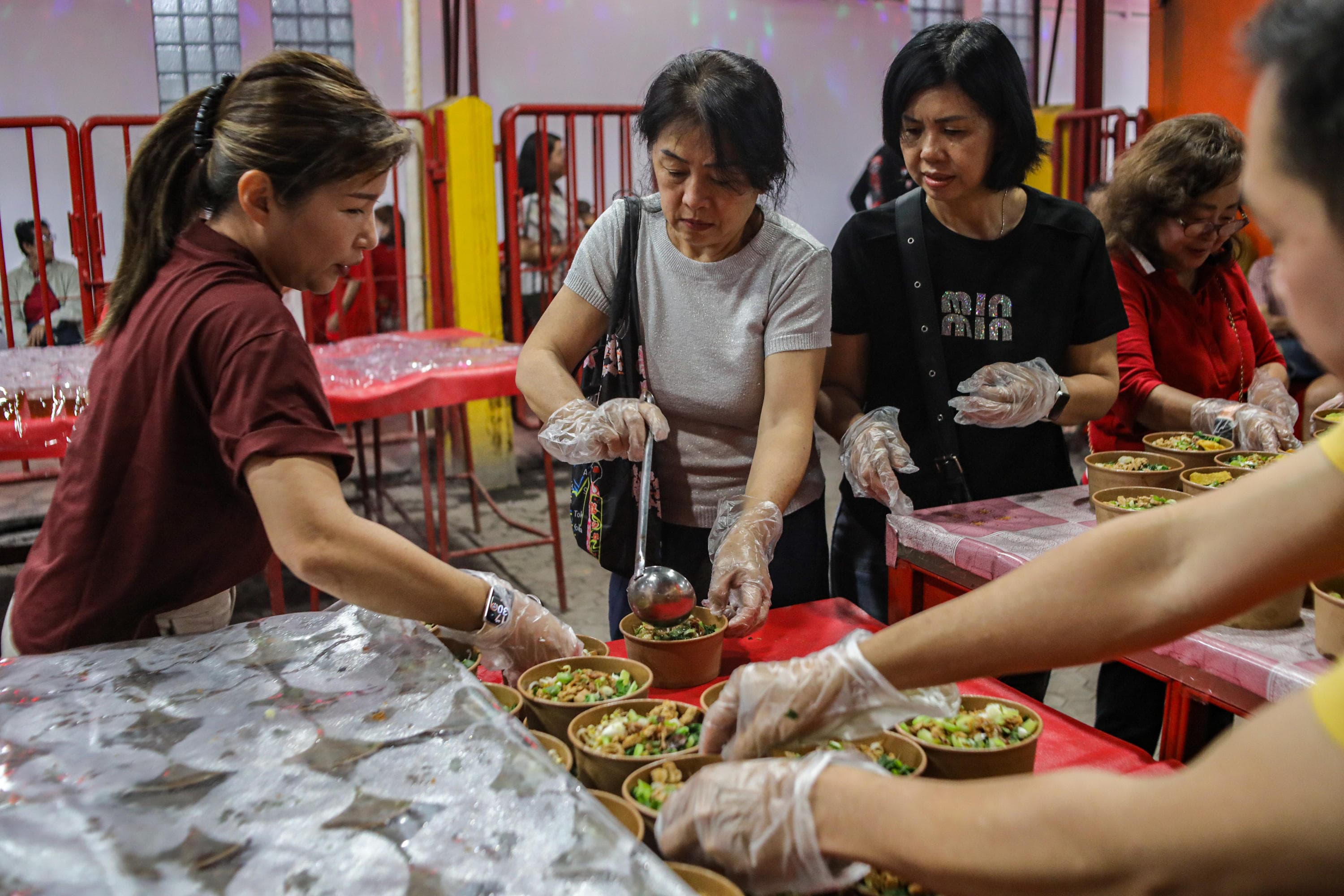 Relawan membagikan makanan kepada warga untuk berbuka puasa di Wihara Dharma Bakti, Jakarta, Selasa (24/2/2026). AKURAT.CO/Endra Prakoso