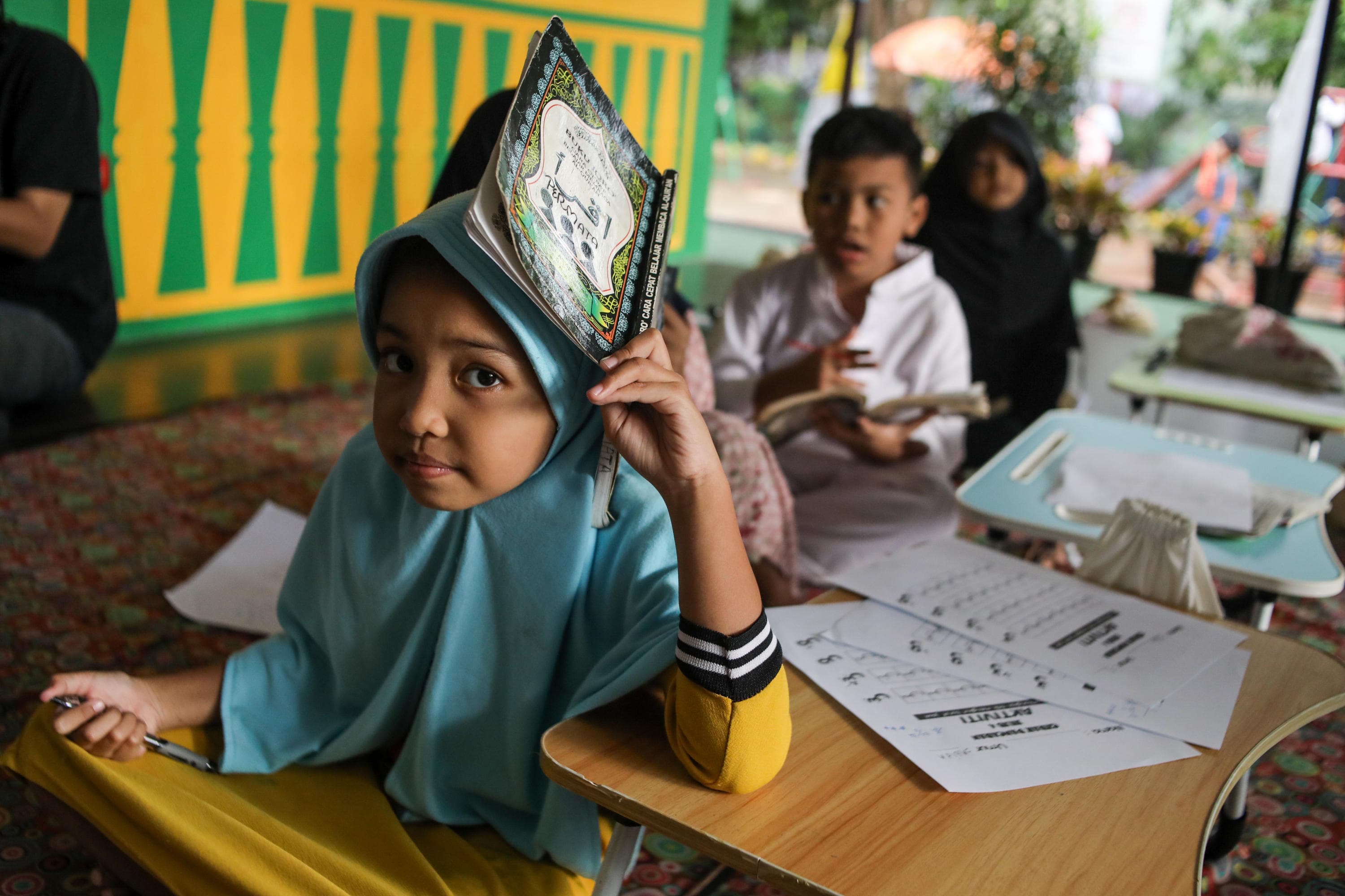 Anak-anak membaca Iqro saat mengikuti  pesantren kilat di RPTRA Malinjo, Jakarta, Rabu (25/2/2026).  AKURAT.CO/Endra Prakoso