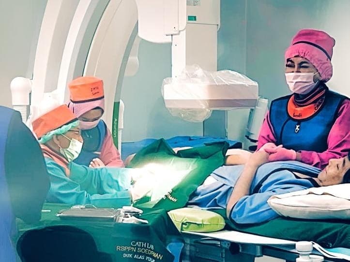 Deby Vinski Kolaborasi Ortopedi, C-Arm & Stem Cell Angkat Indonesia di Era Precision Medicine, Guruh Soekarnoputra Ikut Nyoba! ​