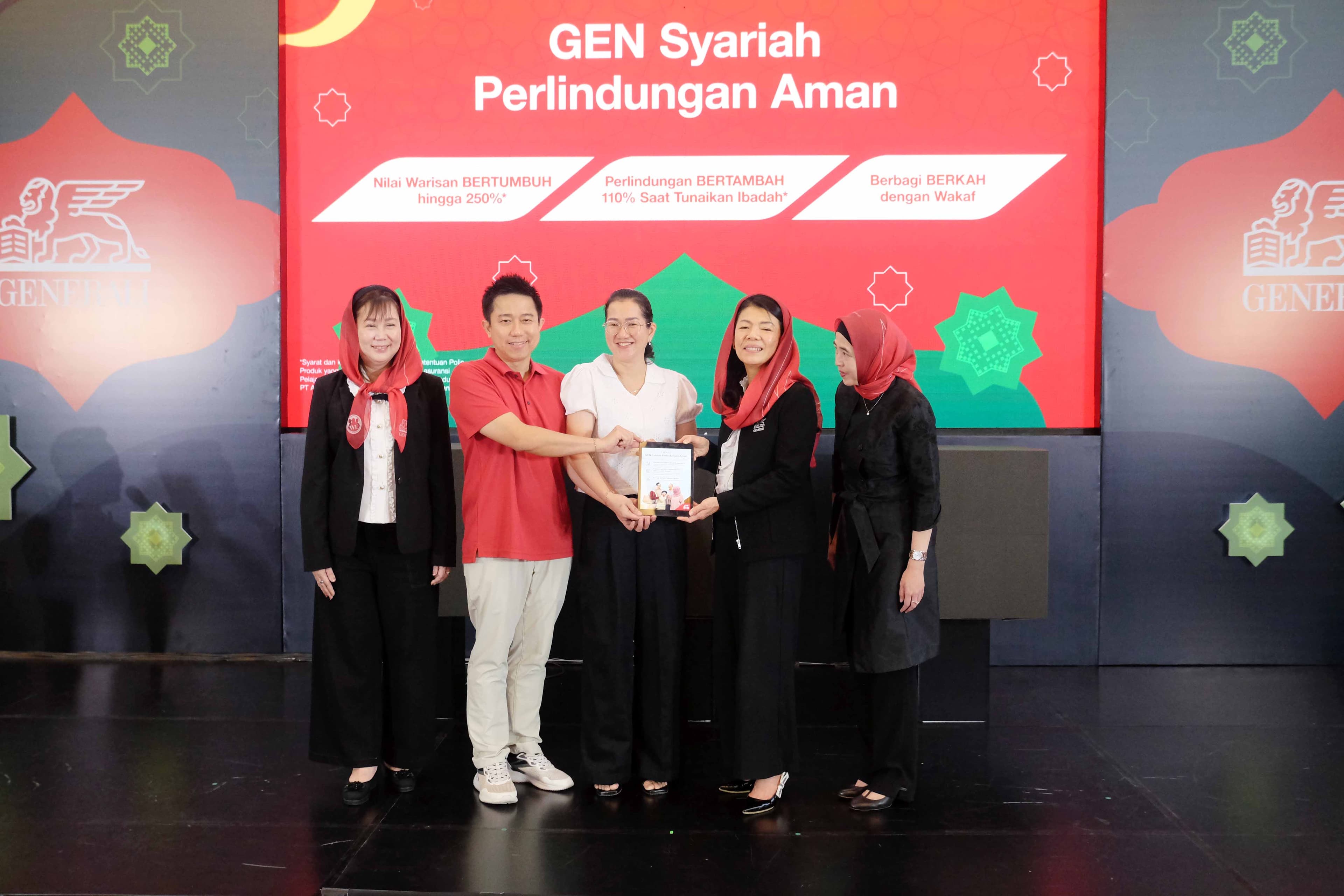 ireksi dan manajemen Generali Indonesia, Rebecca Tan selaku President Director and CEO (tengah) bersama  Jutany Japit selaku Director and Chief Agency Officer (kiri) dan Suzwamela Zawawi selaku Operations Group Head (kanan)  saat peluncuran produk GEN Syariah Perlindungan Aman pada hari ini, Selasa 3 Maret 2026 di Jakarta. 