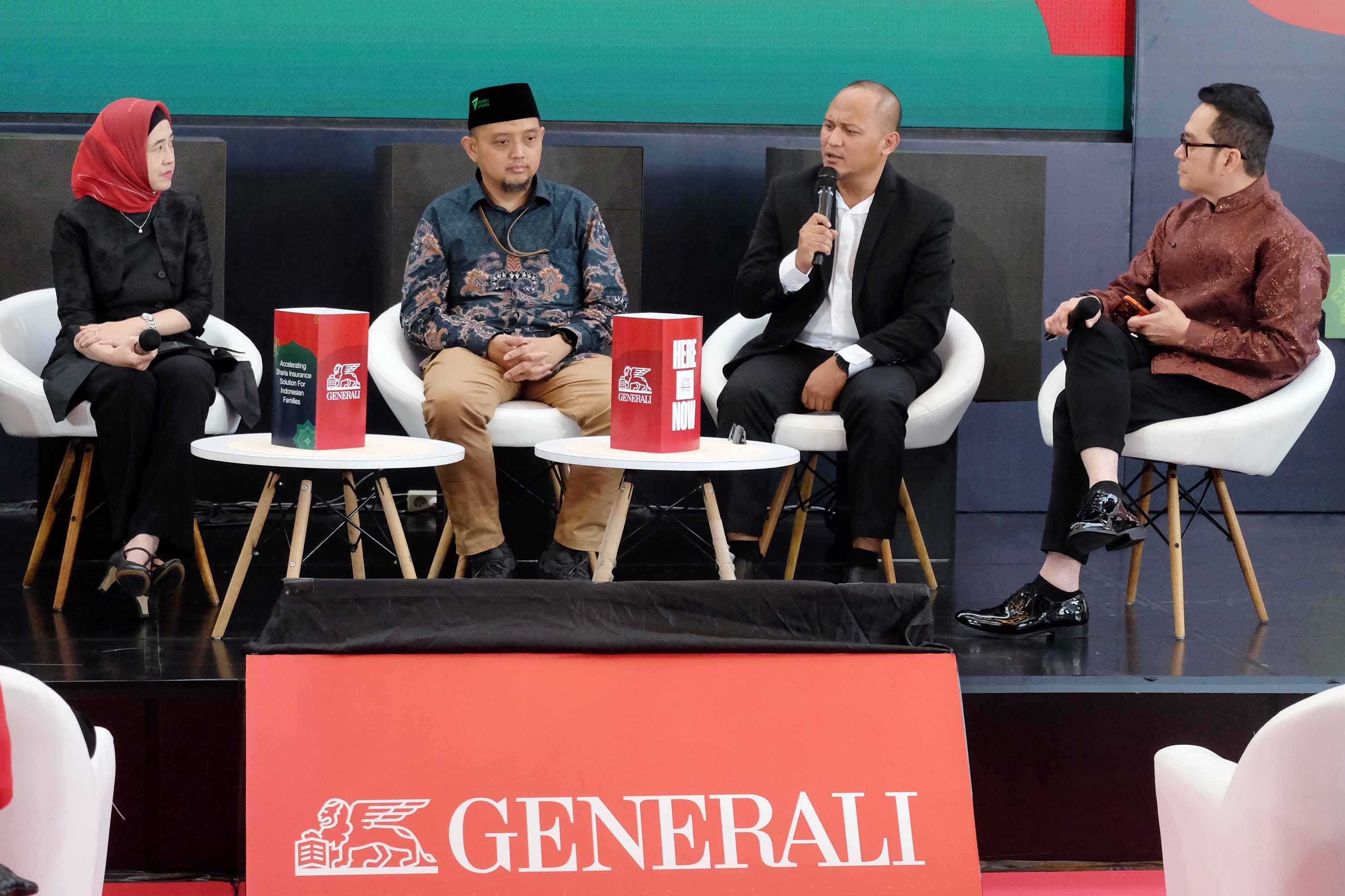 Operations Group Head Generali, Suzwamela Zawawi bersama Ketua Dewan Pengawas Syariah Generali Indonesia, Asep Supyadillah, M.Ag bersama Direktur Lembaga Pengembangan dan Investasi Wakaf Dompet Dhuafa, Prima Hadi Putra dan Akhmad Fadli sebagai Actor saat talkshow saat peluncuran produk GEN Syariah Perlindungan Aman pada hari ini, Selasa 3 Maret 2026 di Jakarta. 