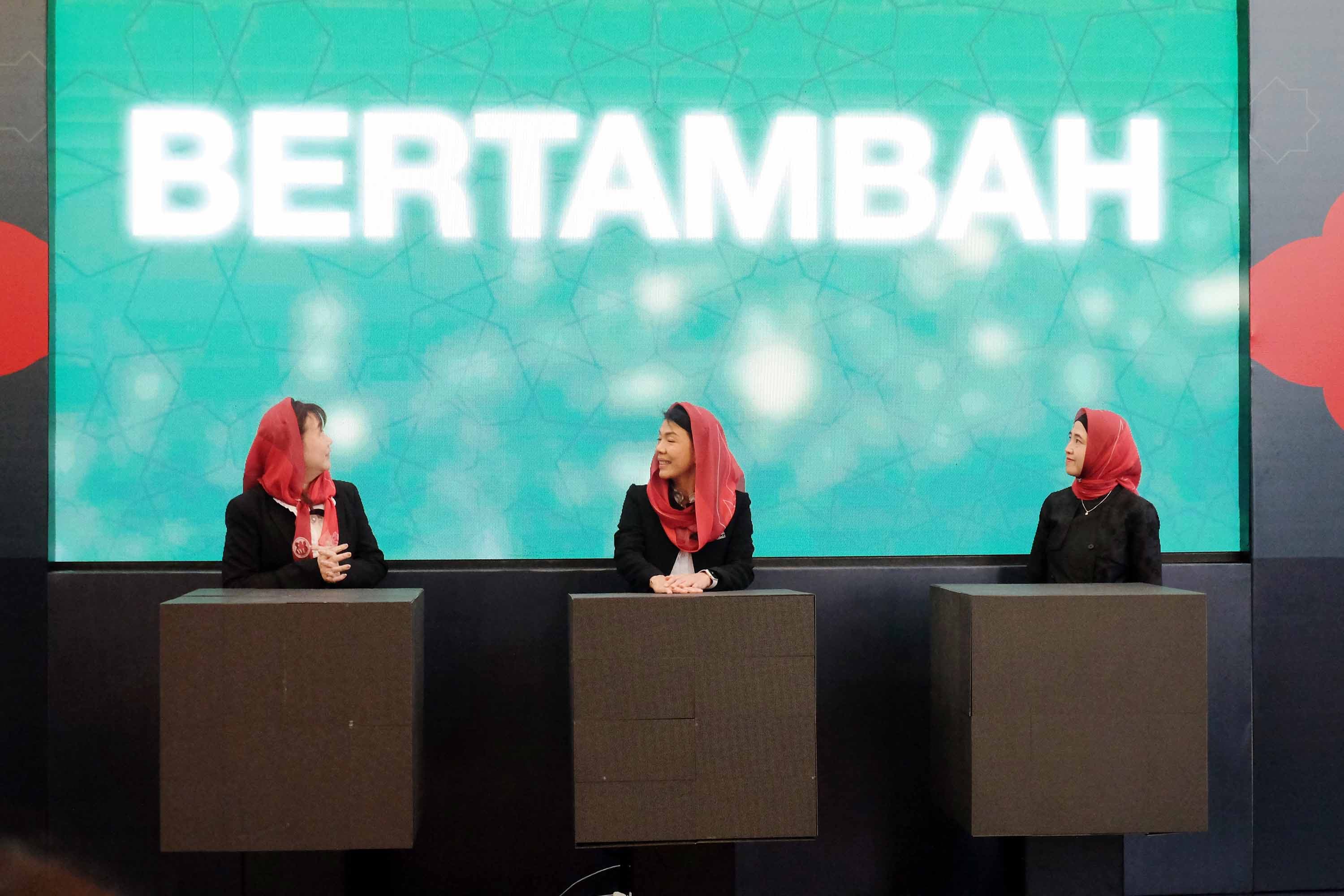 Direksi dan manajemen Generali Indonesia, Rebecca Tan selaku President Director and CEO (tengah) bersama  Jutany Japit selaku Director and Chief Agency Officer (kiri) dan Suzwamela Zawawi selaku Operations Group Head (kanan)  saat peluncuran produk GEN Syariah Perlindungan Aman pada hari ini, Selasa 3 Maret 2026 di Jakarta. 