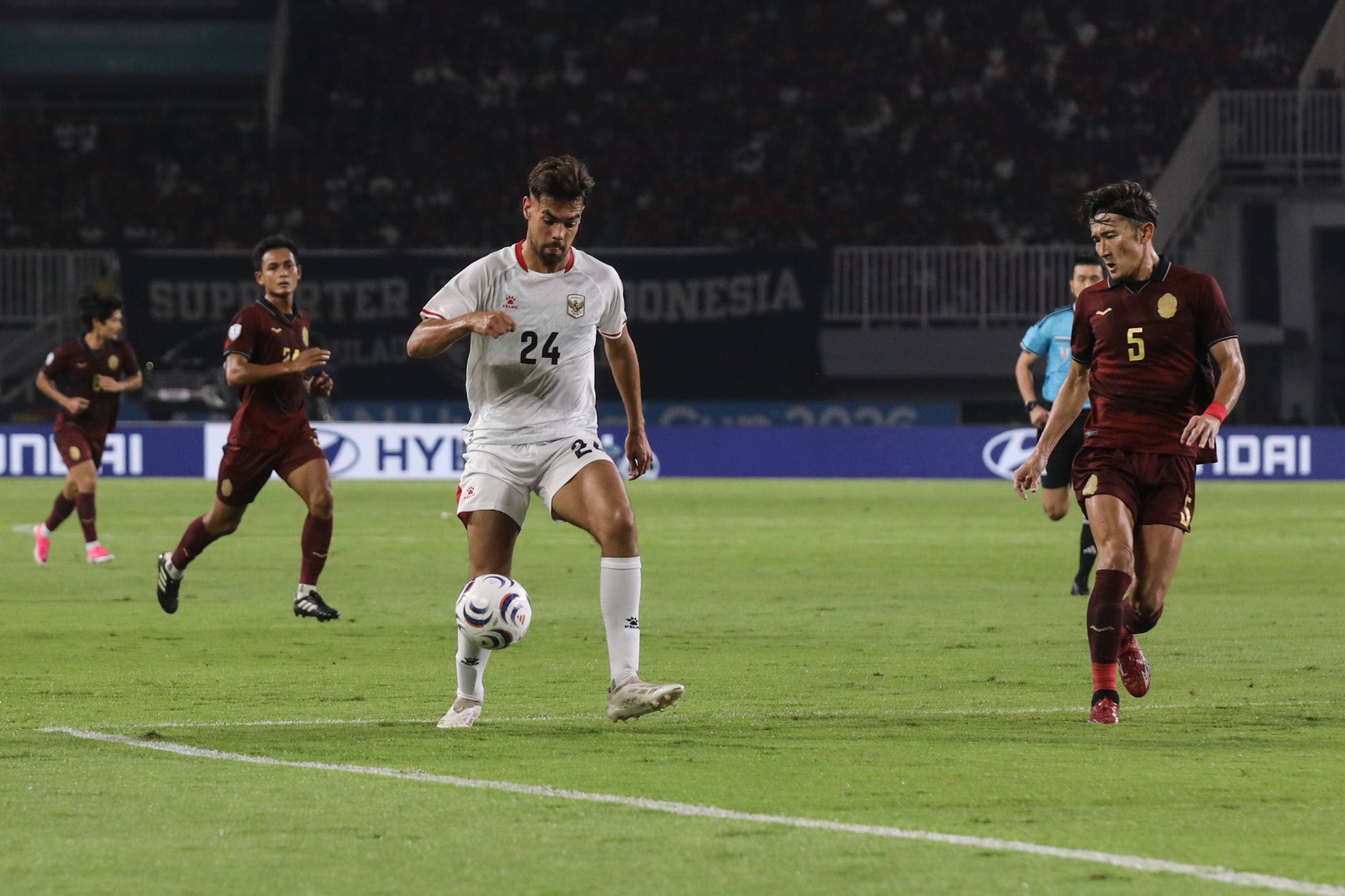 Pesepakbola Timnas Indonesia Jens Raven menggiring bola ke arah gawang Kamboja dalam laga Grup A ASEAN Championship 2026 di Stadion Pakansari, Bogor, Jawa Barat, Senin (27/7/2026). AKURAT.CO/Endra Prakoso