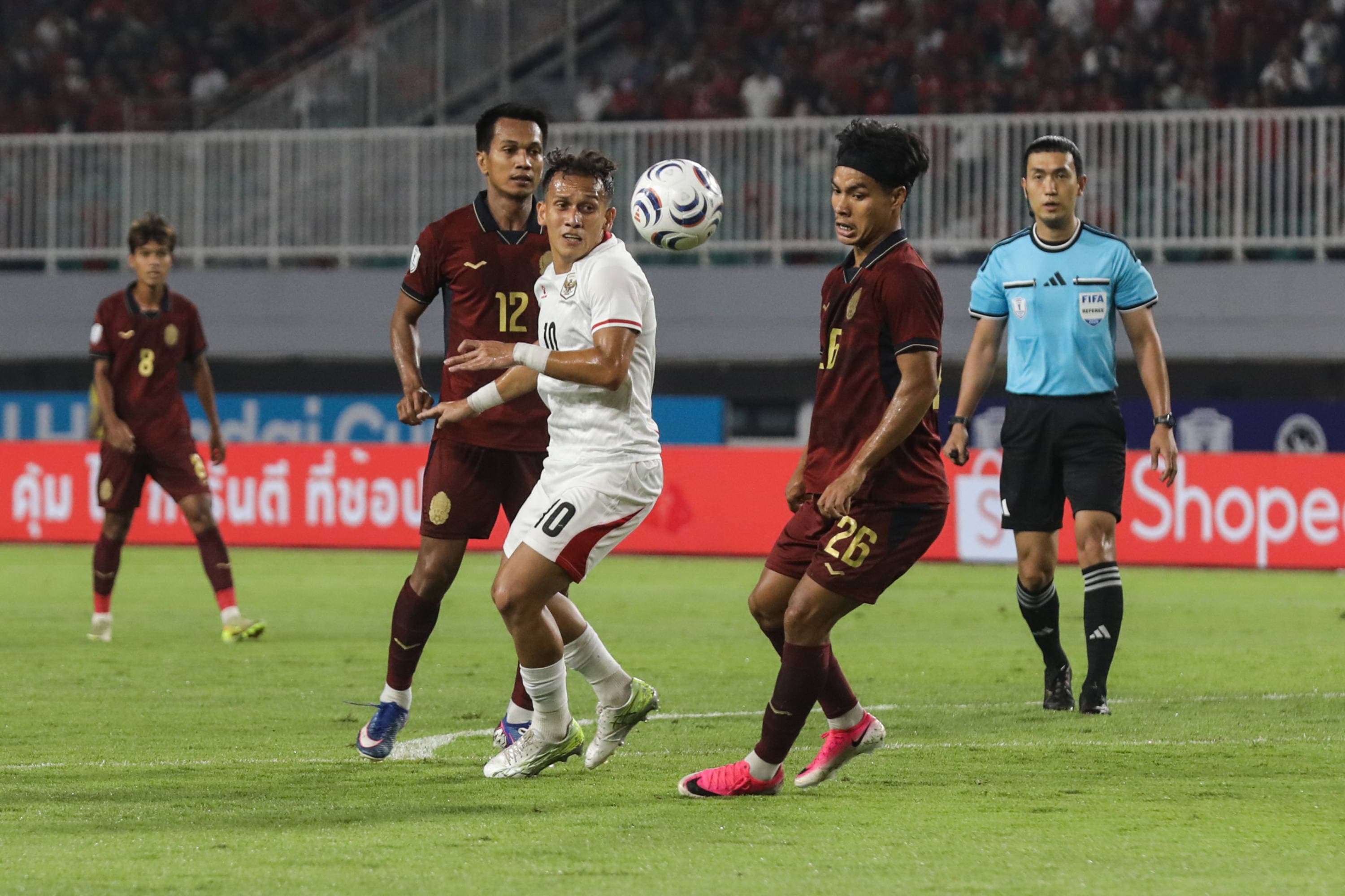 Pesepakbola Timnas Indonesia Egy Maulana Vikri (tengah) dibayangi pesepakbola Kamboja Shokmeng Chea (kanan) dan Souhana Sos (kiri) dalam laga Grup A ASEAN Championship 2026 di Stadion Pakansari, Bogor, Jawa Barat, Senin (27/7/2026). AKURAT.CO/Endra Prakoso