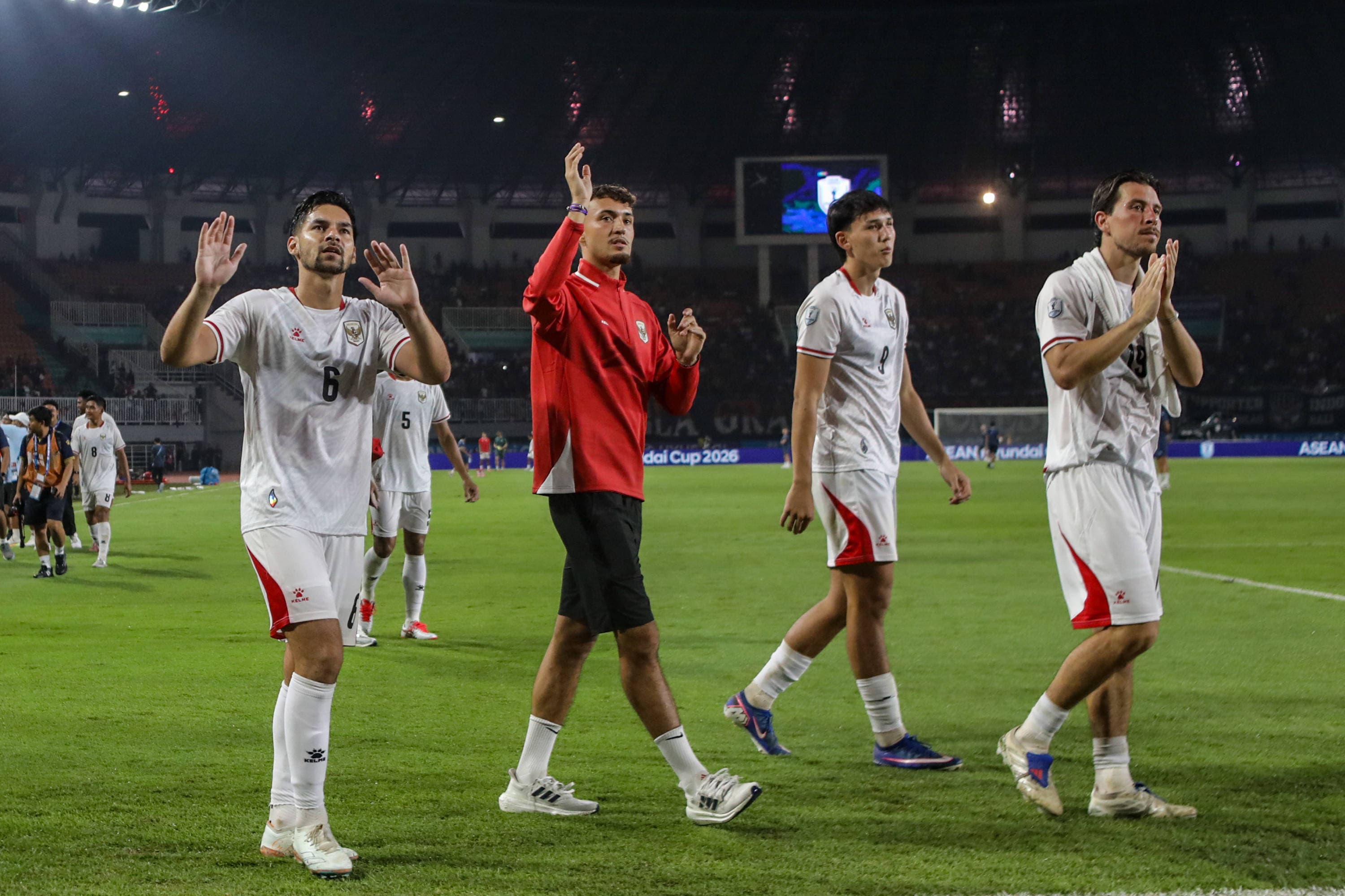 Pesepakbola Timnas Indonesia Sandy Walsh (kiri), Ivar Jenner (kedua kiri), Mitchell Baker (kedua kanan), serta Thom Haye (kanan) menyapa suporter usai melawan Kamboja dalam laga Grup A ASEAN Championship 2026 di Stadion Pakansari, Bogor, Jawa Barat, Senin (27/7/2026).AKURAT.CO/Endra Prakoso