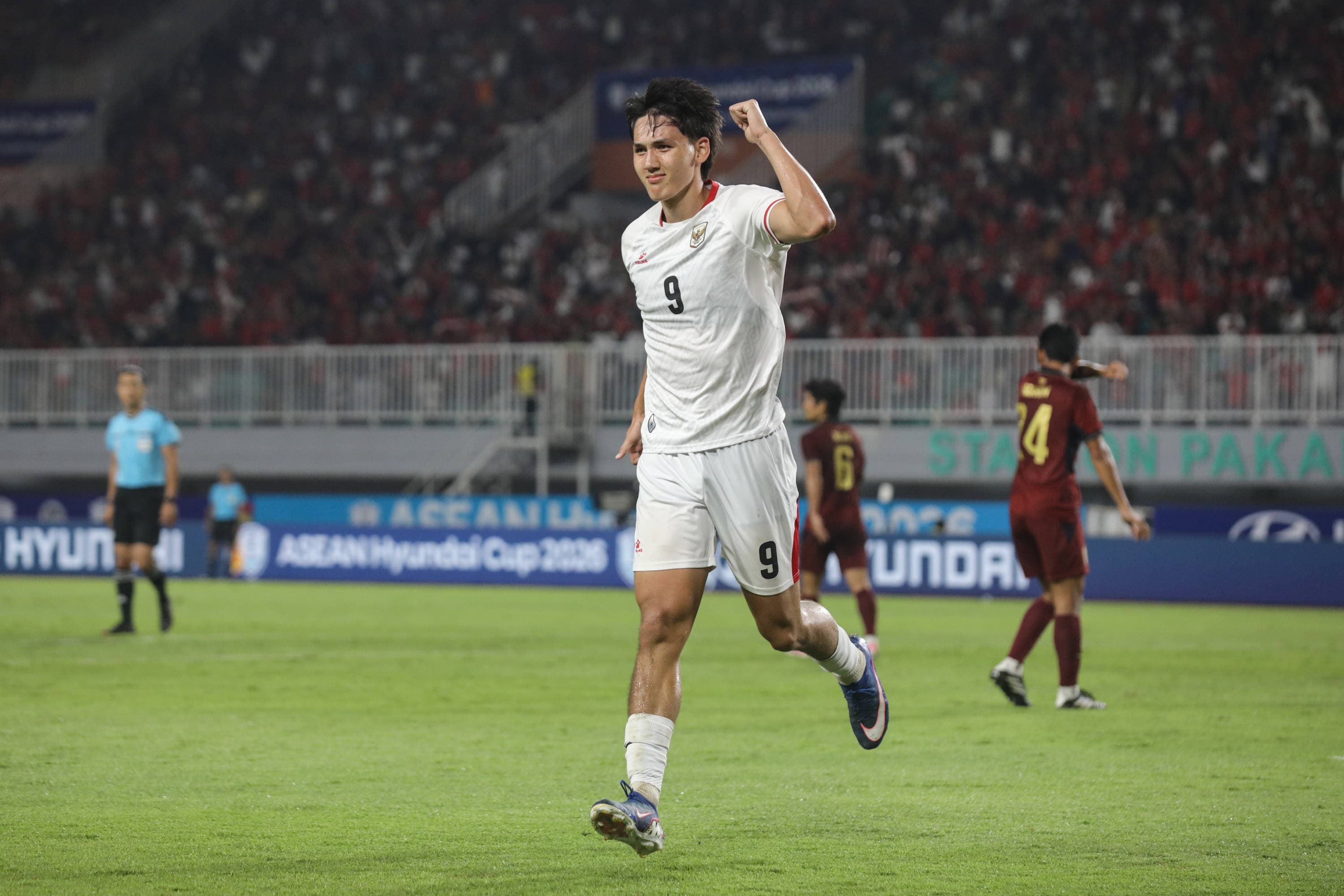 Pesepakbola Timnas Indonesia Mitchell Baker melakukan selebrasi usai mencetak gol ke gawang Kamboja dalam laga Grup A ASEAN Championship 2026 di Stadion Pakansari, Bogor, Jawa Barat, Senin (27/7/2026).AKURAT.CO/Endra Prakoso