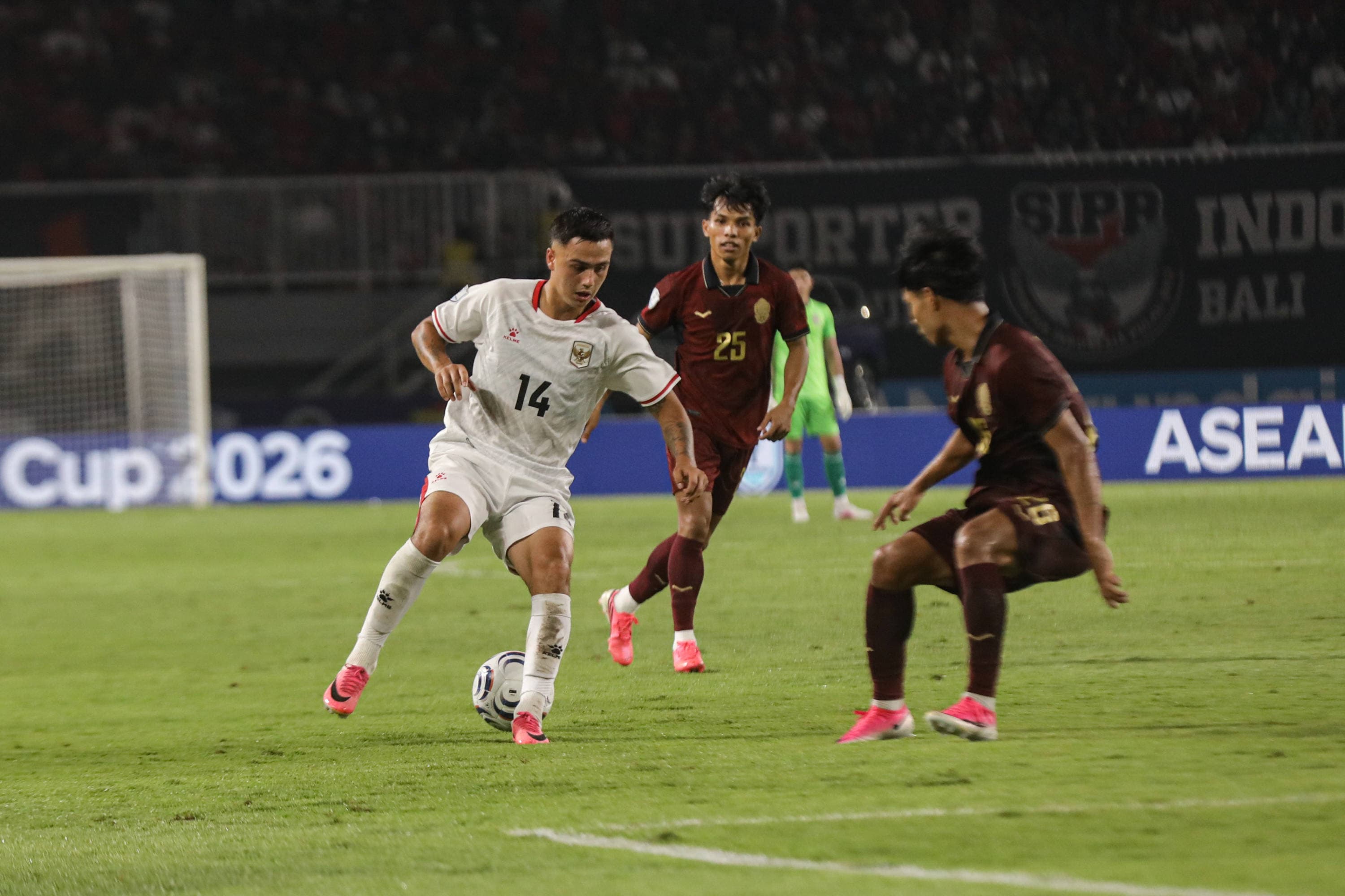 Pesepakbola Timnas Indonesia Eliano Reijnders berusaha melewati pesepakbola Kamboja dalam laga Grup A ASEAN Championship 2026 di Stadion Pakansari, Bogor, Jawa Barat, Senin (27/7/2026). AKURAT.CO/Endra Prakoso