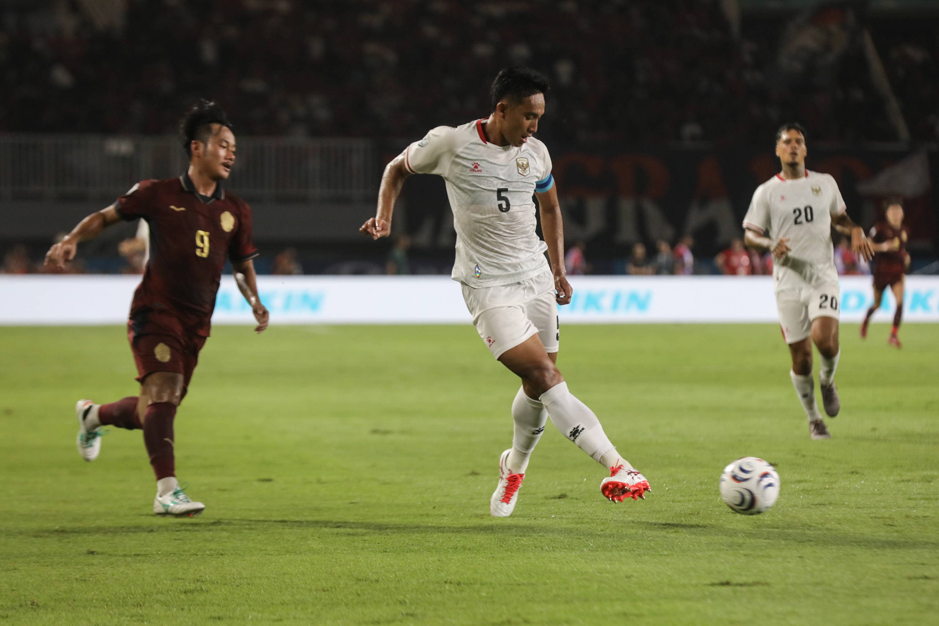 AKURAT.CO/Endra PrakosoPesepakbola Timnas Indonesia Egy Maulana Vikri berusaha melewati pesepakbola Kamboja Sokmeng Chea dalam laga Grup A ASEAN Championship 2026 di Stadion Pakansari, Bogor, Jawa Barat, Senin (27/7/2026). 