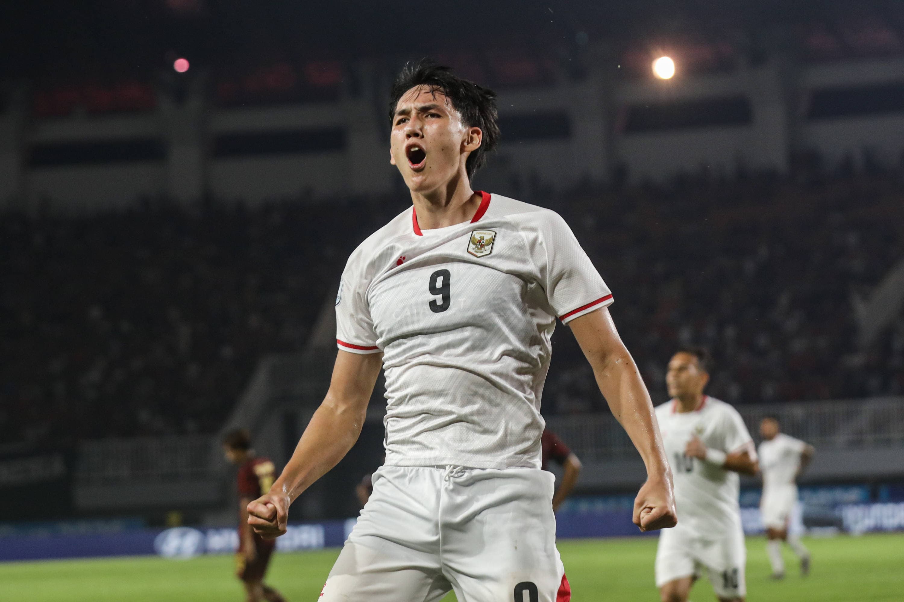 Pesepakbola Timnas Indonesia Mitchell Baker melakukan selebrasi usai mencetak gol ke gawang Kamboja dalam laga Grup A ASEAN Championship 2026 di Stadion Pakansari, Bogor, Jawa Barat, Senin (27/7/2026). AKURAT.CO/Endra Prakoso
