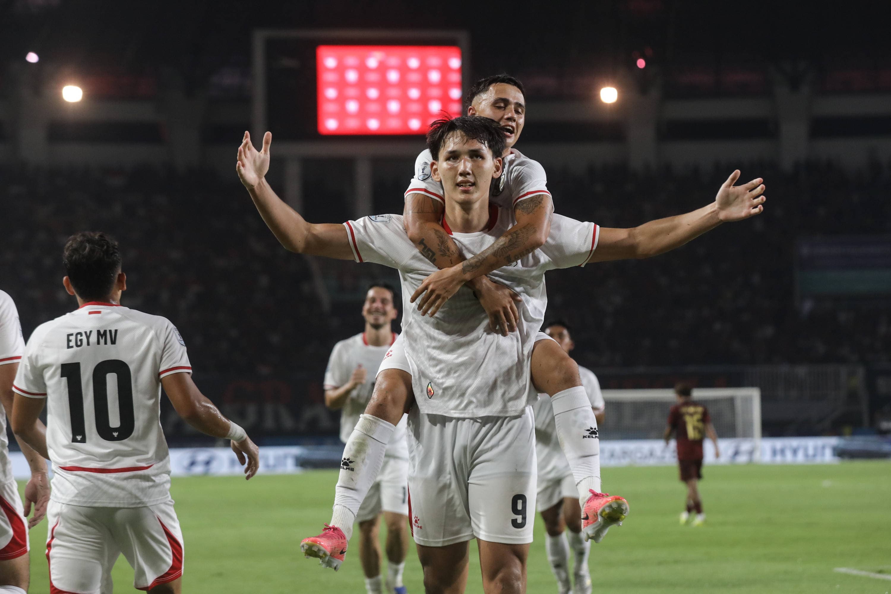 Pesepakbola Timnas Indonesia Mitchell Baker melakukan selebrasi usai mencetak gol ke gawang Kamboja dalam laga Grup A ASEAN Championship 2026 di Stadion Pakansari, Bogor, Jawa Barat, Senin (27/7/2026). AKURAT.CO/Endra Prakoso