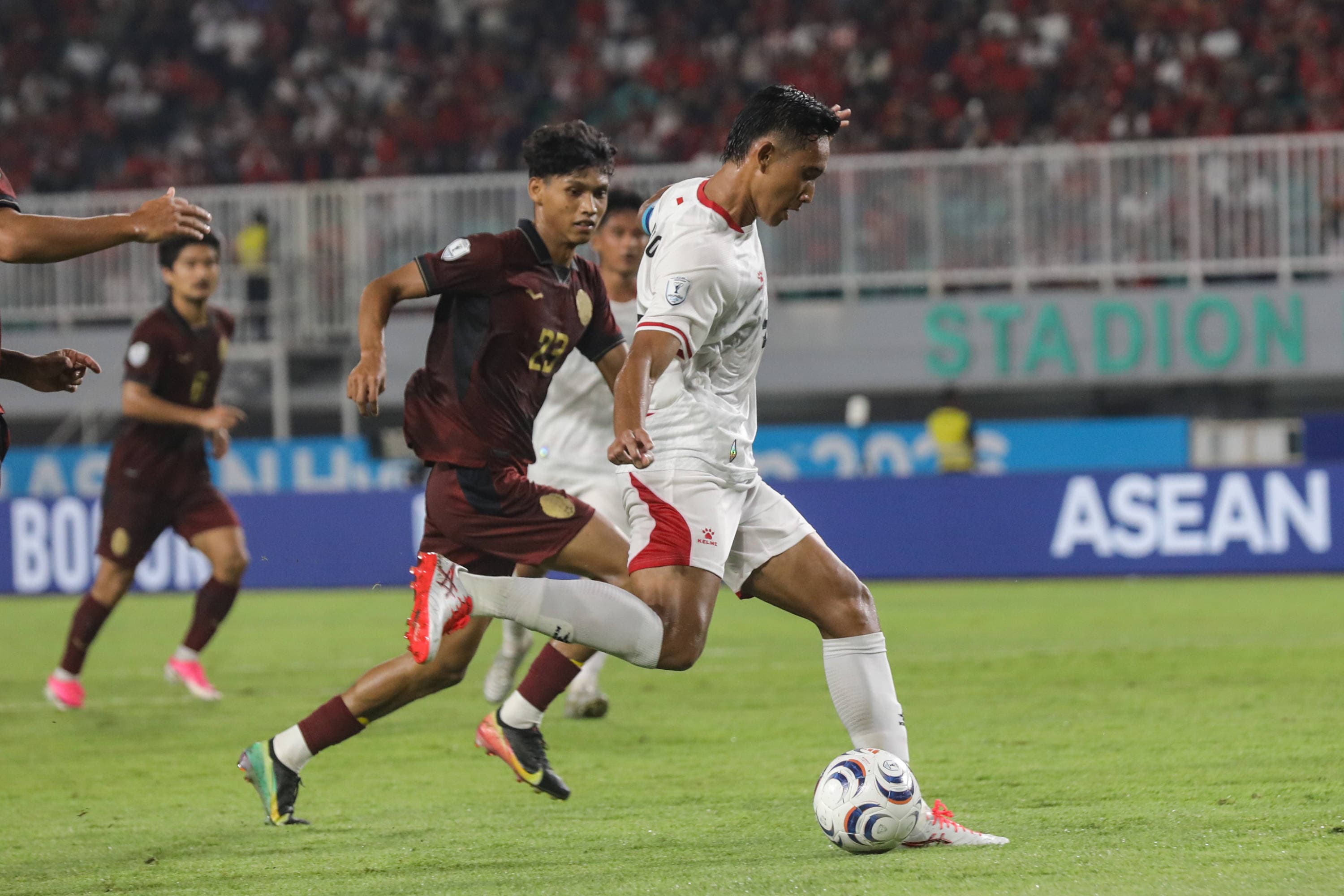Pesepakbola Timnas Indonesia Rizky Ridho menendang bola ke arah Kamboja dalam laga Grup A ASEAN Championship 2026 di Stadion Pakansari, Bogor, Jawa Barat, Senin (27/7/2026). AKURAT.CO/Endra Prakoso