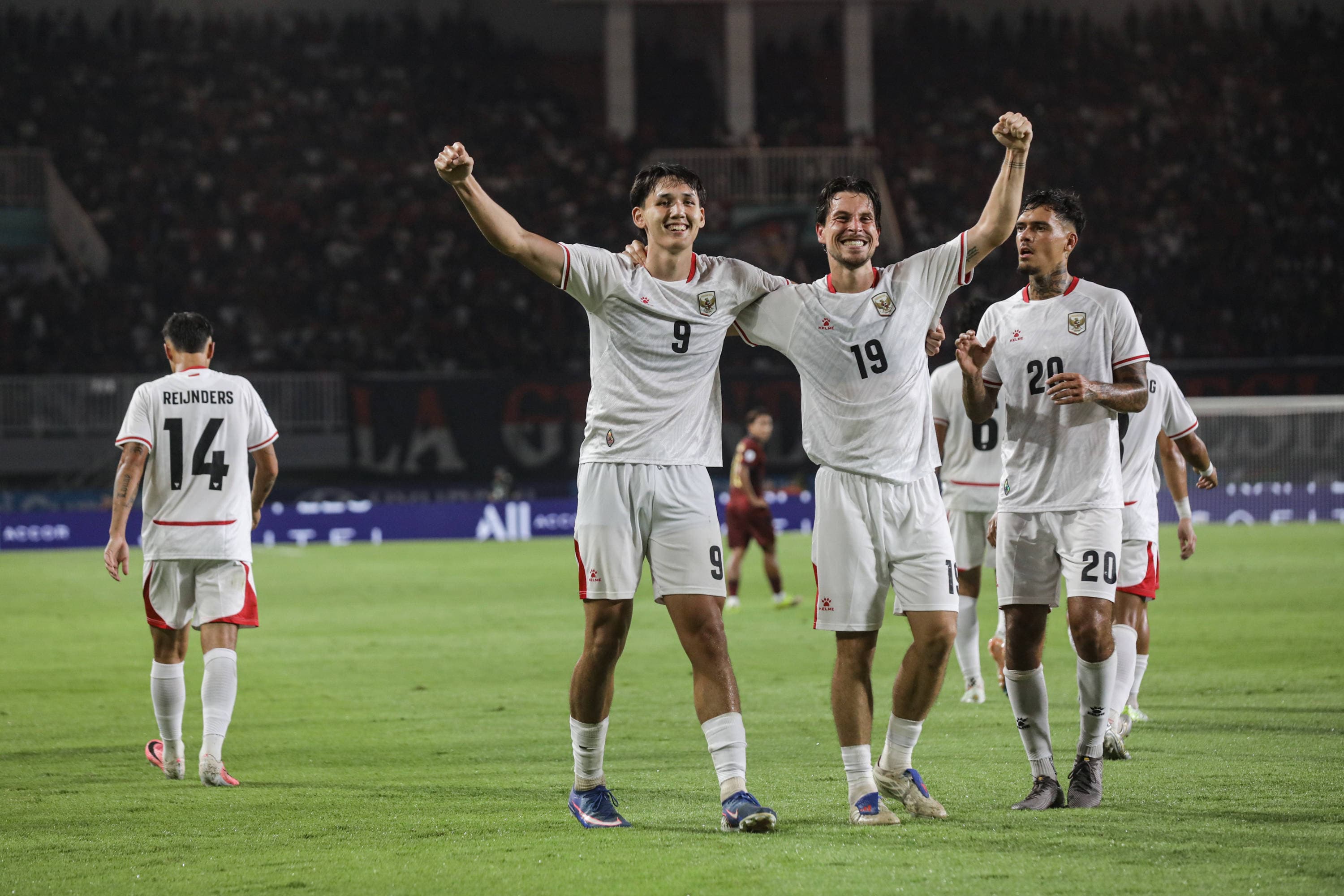AKURAT.CO/Endra PrakosoPesepakbola Timnas Indonesia Mitchell Baker (kiri) bersam Thom Haye (kanan) melakukan selebrasi usai mencetak gol ke gawang Kamboja dalam laga Grup A ASEAN Championship 2026 di Stadion Pakansari, Bogor, Jawa Barat, Senin (27/7/2026). 