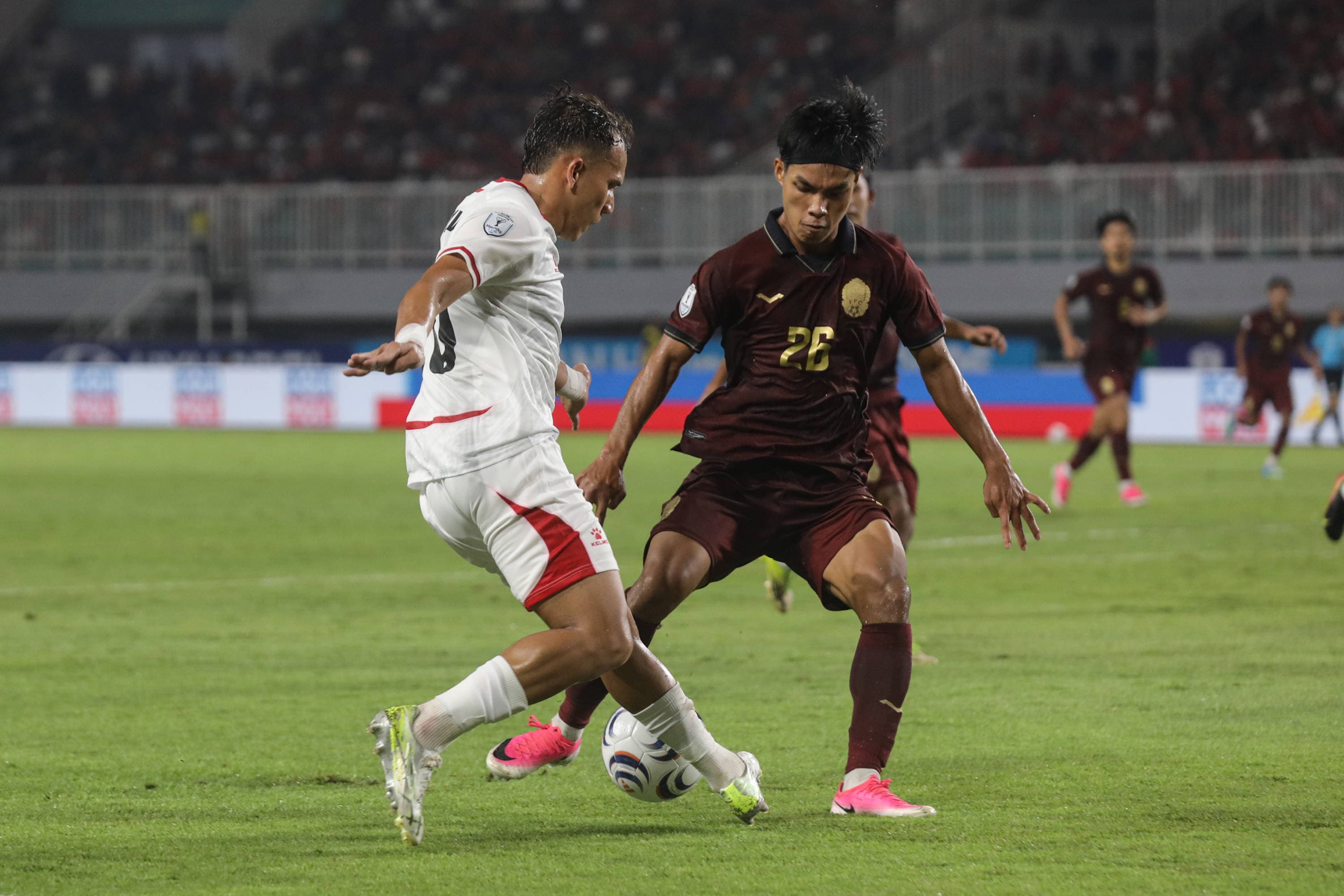 Pesepakbola Timnas Indonesia Egy Maulana Vikri berusaha melewati pesepakbola Kamboja Sokmeng Chea dalam laga Grup A ASEAN Championship 2026 di Stadion Pakansari, Bogor, Jawa Barat, Senin (27/7/2026). AKURAT.CO/Endra Prakoso