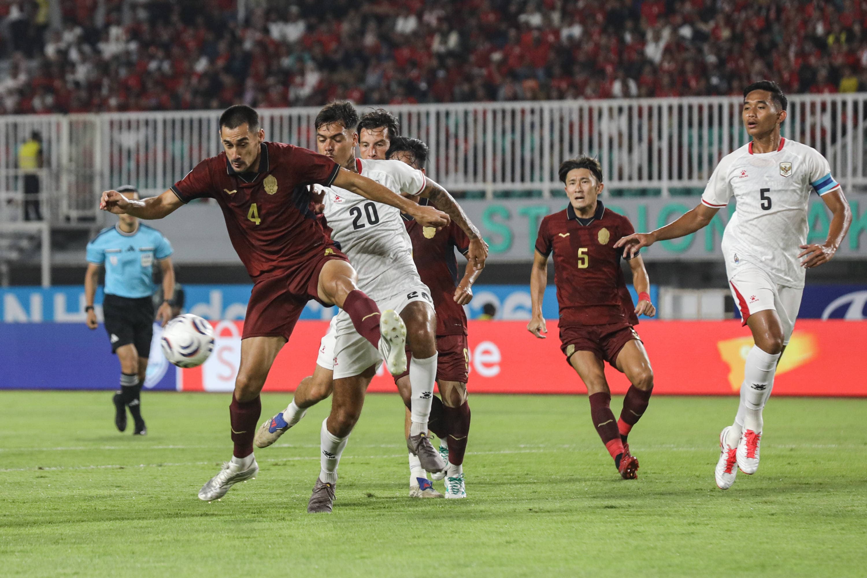 Para pesepakbola Timnas Indonesia dan Kamboja berebut bola dalam laga Grup A ASEAN Championship 2026 di Stadion Pakansari, Bogor, Jawa Barat, Senin (27/7/2026).AKURAT.CO/Endra Prakoso