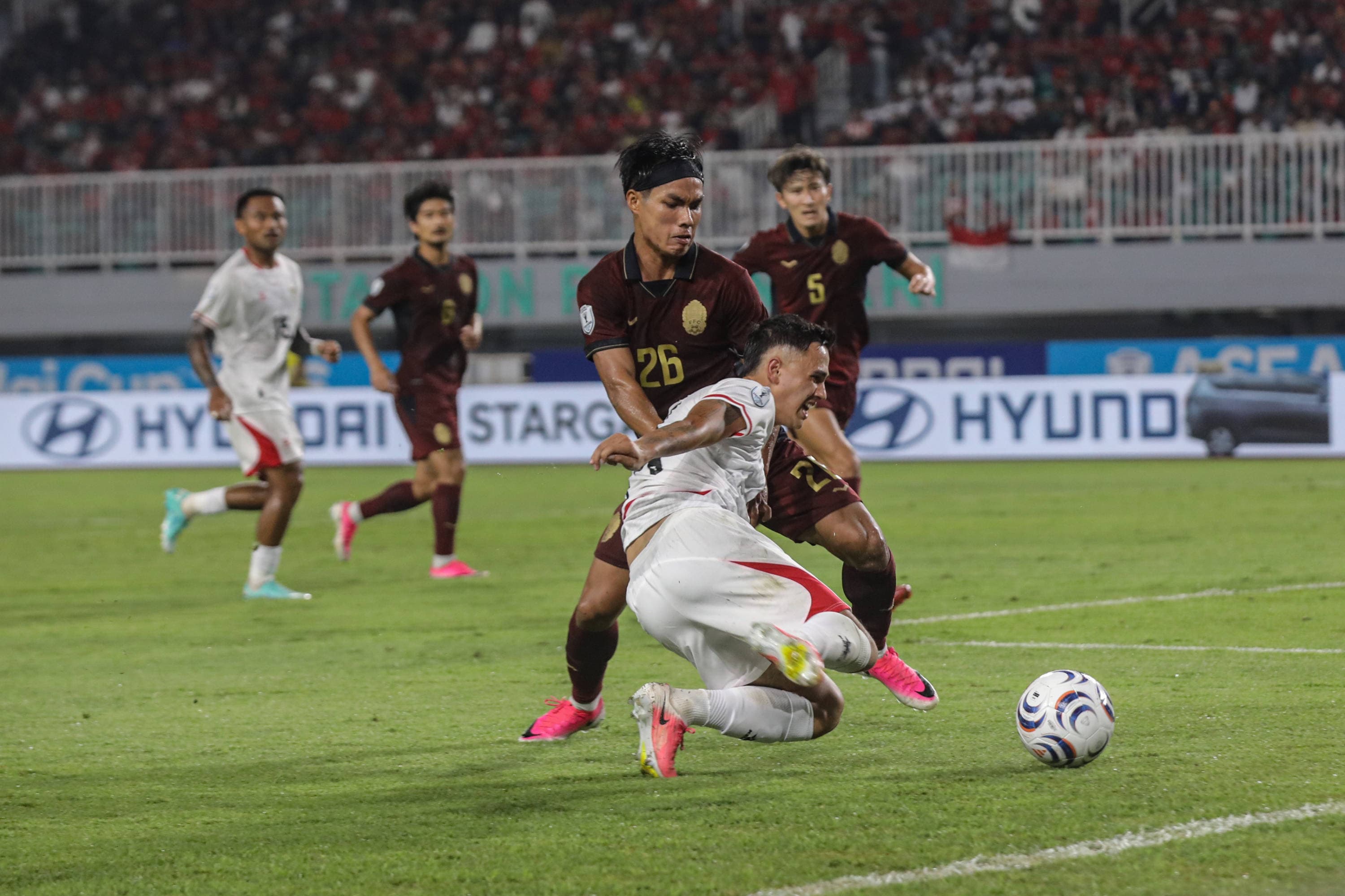 Pesepakbola Timnas Indonesia Eliano Reijnders berebut bola dengan pesepakbola Kamboja Sokmeng Chea dalam laga Grup A ASEAN Championship 2026 di Stadion Pakansari, Bogor, Jawa Barat, Senin (27/7/2026). AKURAT.CO/Endra Prakoso