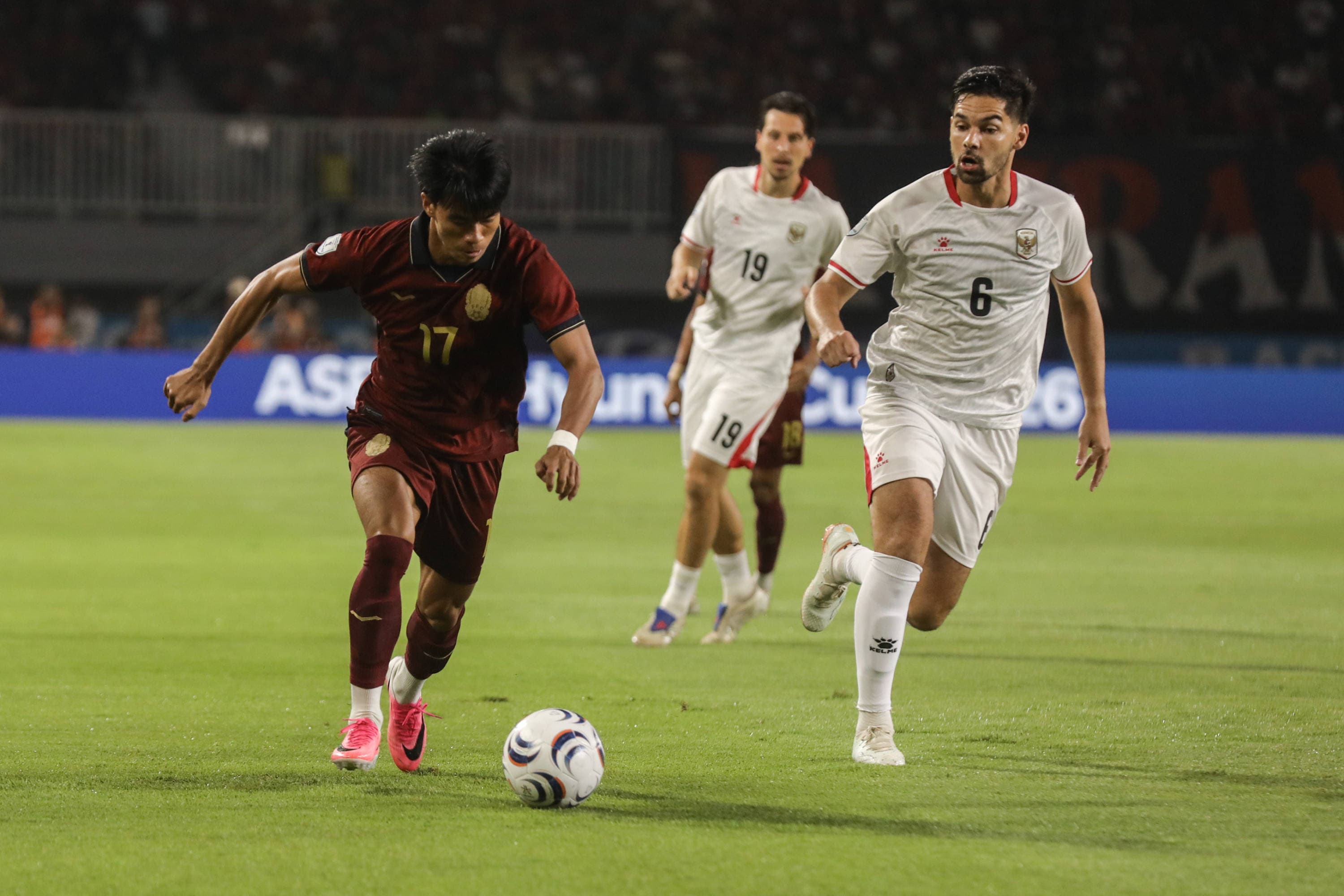 Pesepakbola Timnas Kamboja Ty Sa (kiri) menggiring bola yang dibayangi oleh pesepakbola Timnas Indonesia Sandy Walsh (kanan) dalam laga Grup A ASEAN Championship 2026 di Stadion Pakansari, Bogor, Jawa Barat, Senin (27/7/2026). AKURAT.CO/Endra Prakoso