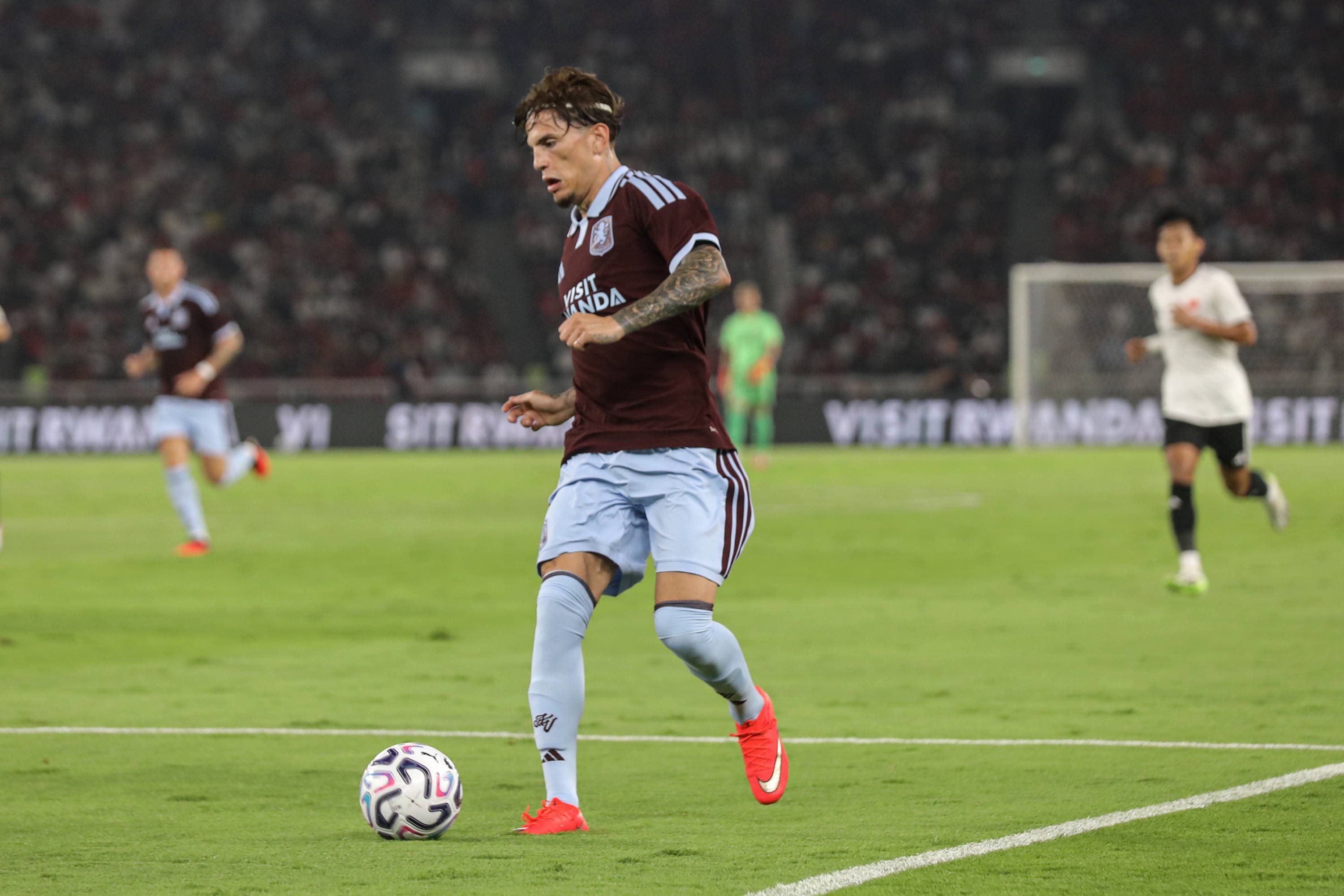 Pesepak bola klub Aston Villa berusaha melewati pemain Indonesia All Star pada laga Pre-Season Tour Indonesia di Stadion Utama Gelora Bung Karno (SUGBK), Jakarta, Sabtu (1/8/2026).AKURAT.CO/Endra Prakoso
