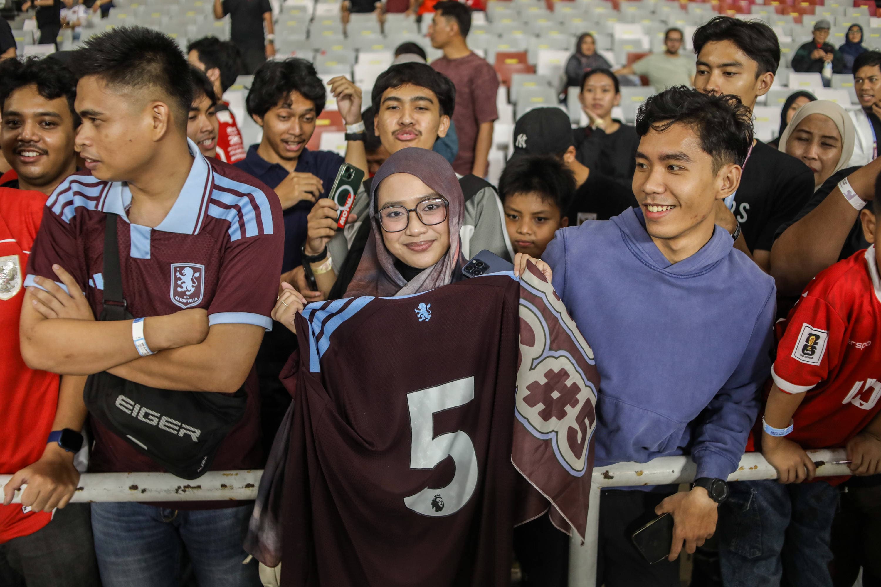 Pendukung klub Aston Villa menunjukkan jersey yang diberikan oleh Tyrone Mings usai bertanding melawan Indonesia All Star pada laga Pre-Season Tour Indonesia di Stadion Utama Gelora Bung Karno (SUGBK), Jakarta, Sabtu (1/8/2026). AKURAT.CO/Endra Prakoso