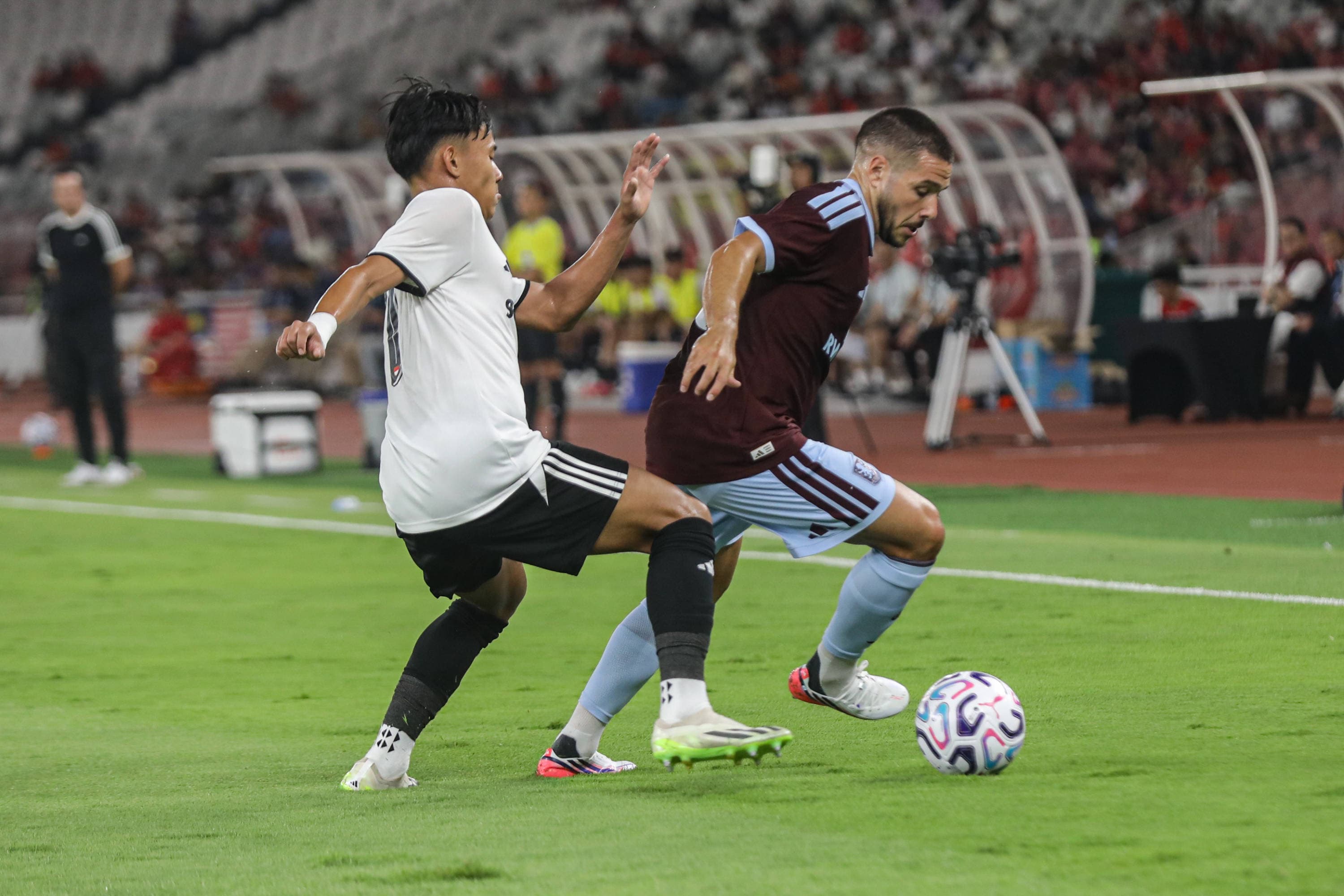AKURAT.CO/Endra PrakosoPesepak bola klub Aston Villa berusaha menghadang tendangan pemain Indonesia All Star pada laga Pre-Season Tour Indonesia di Stadion Utama Gelora Bung Karno (SUGBK), Jakarta, Sabtu (1/8/2026). 