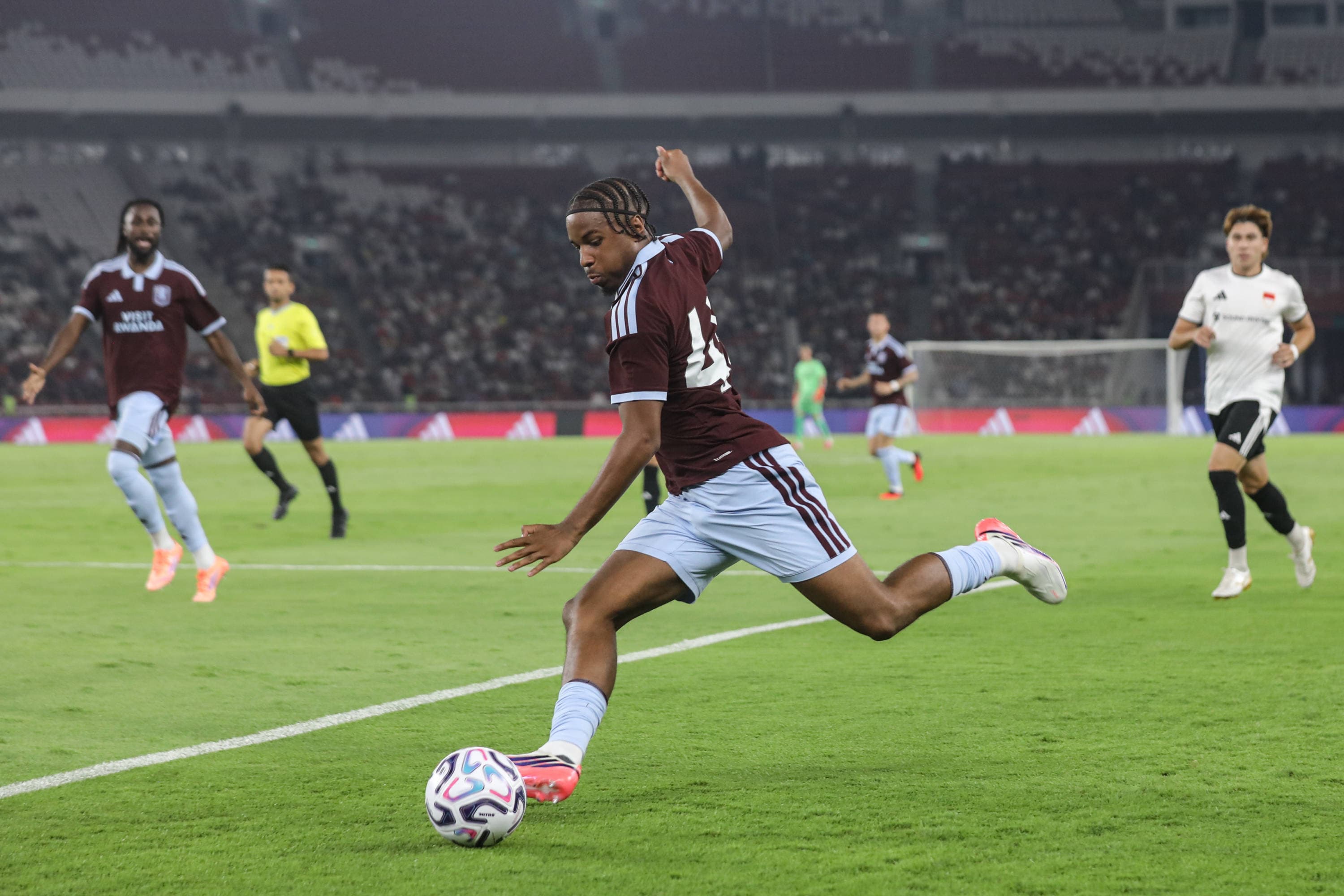Pesepak bola klub Aston Villa berusaha melewati pemain Indonesia All Star pada laga Pre-Season Tour Indonesia di Stadion Utama Gelora Bung Karno (SUGBK), Jakarta, Sabtu (1/8/2026).AKURAT.CO/Endra Prakoso