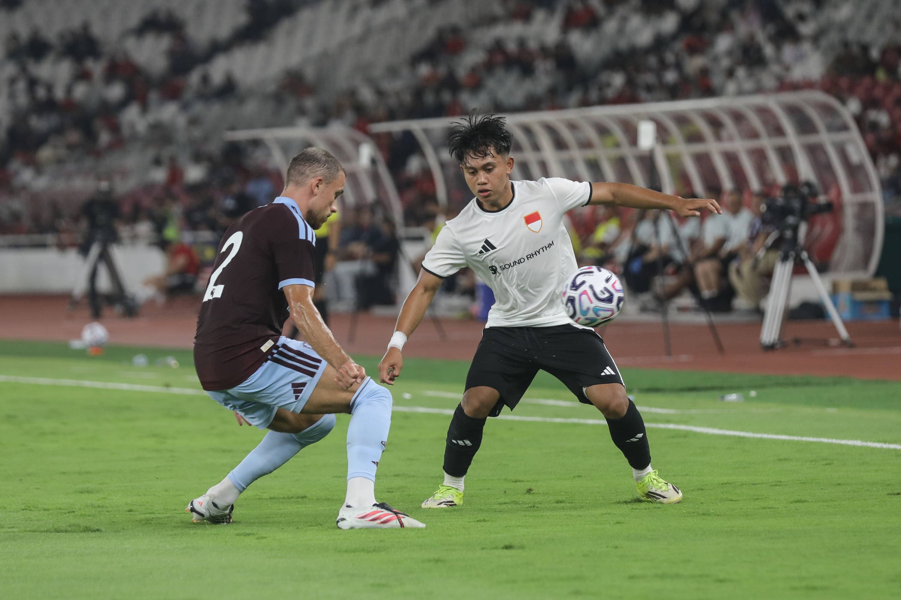 Pesepak bola klub Aston Villa berusaha melewati pemain Indonesia All Star pada laga Pre-Season Tour Indonesia di Stadion Utama Gelora Bung Karno (SUGBK), Jakarta, Sabtu (1/8/2026).AKURAT.CO/Endra Prakoso