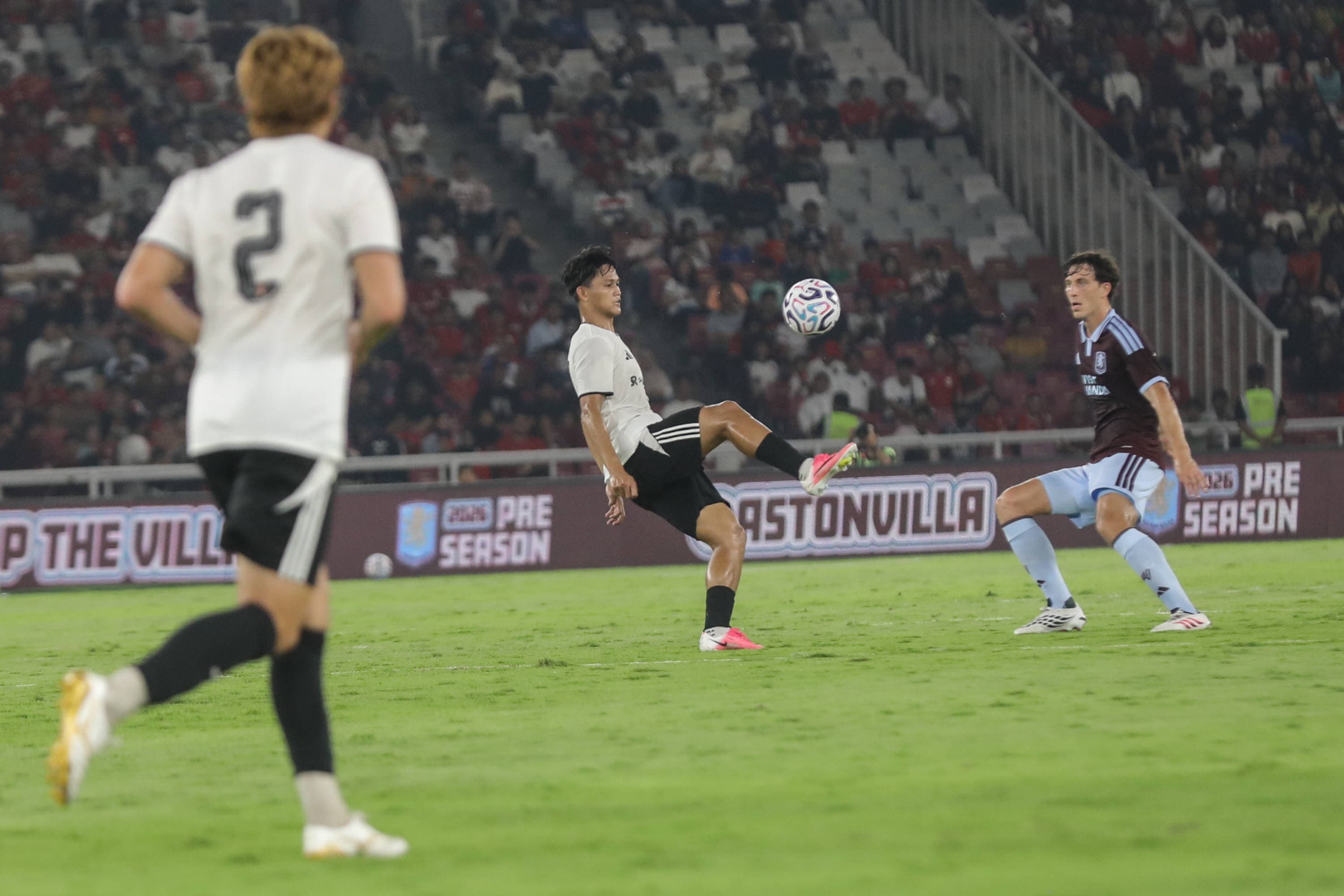 Pesepak bola klub Aston Villa berusaha menghadang tendangan pemain Indonesia All Star pada laga Pre-Season Tour Indonesia di Stadion Utama Gelora Bung Karno (SUGBK), Jakarta, Sabtu (1/8/2026). AKURAT.CO/Endra Prakoso