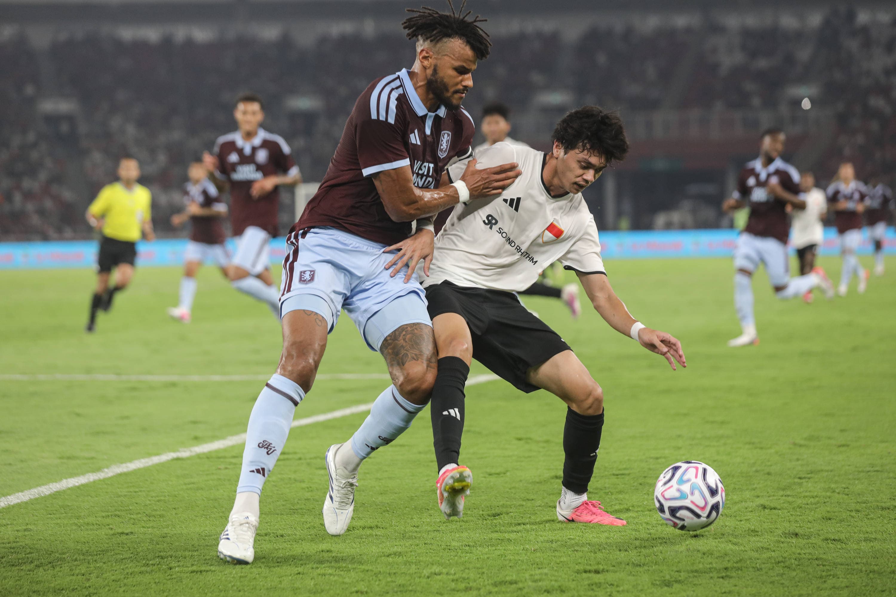 Pesepak bola klub Aston Villa berusaha melewati pemain Indonesia All Star pada laga Pre-Season Tour Indonesia di Stadion Utama Gelora Bung Karno (SUGBK), Jakarta, Sabtu (1/8/2026).AKURAT.CO/Endra Prakoso